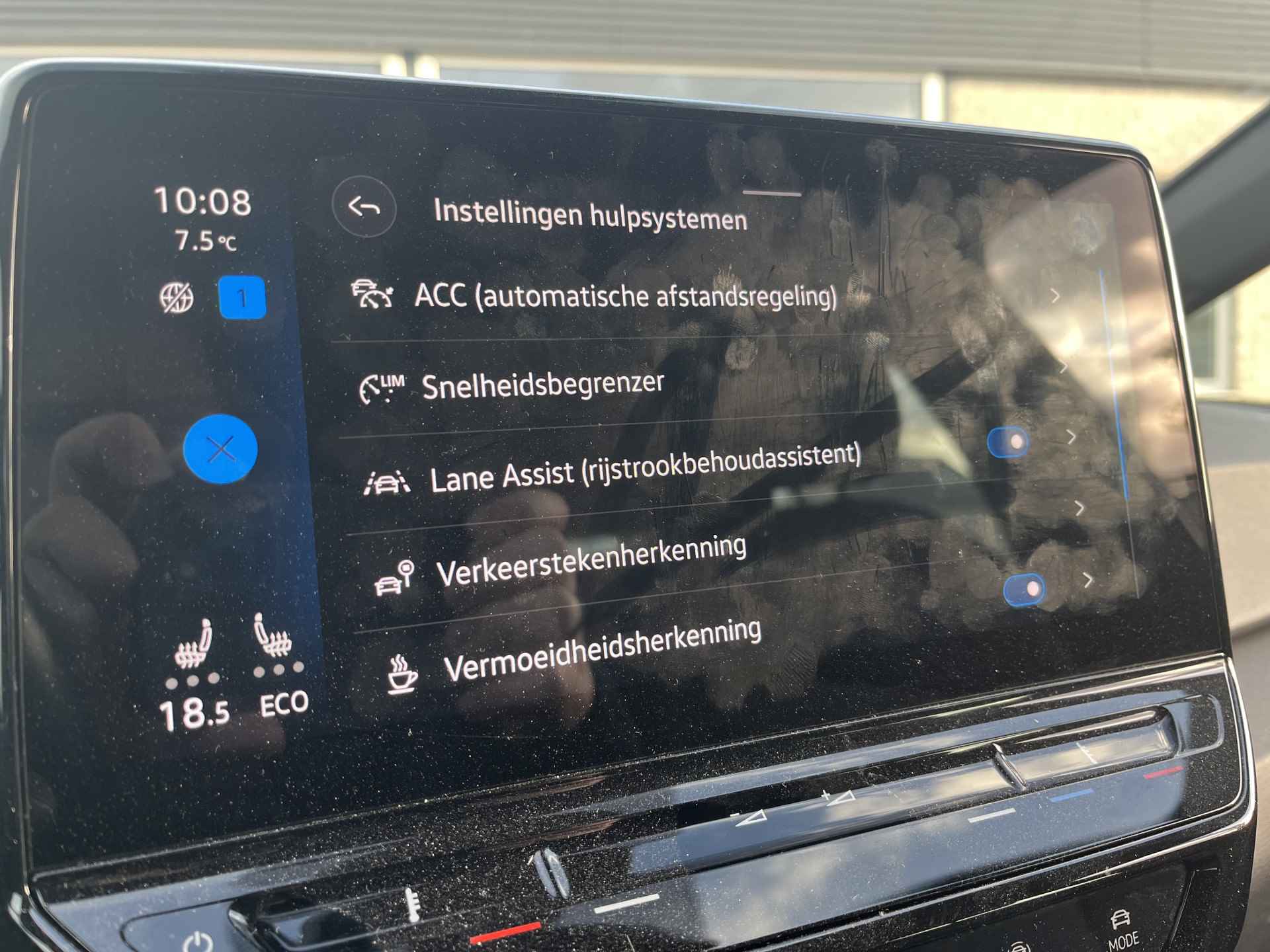 Volkswagen ID.3 First 58 kWh / SUBSIDIE/ PARK. SENSOREN/ LED/ STOEL-STUURVERWARM./ ADAPT. CRUISE/ APP CONNECT/ NAVI/ CLIMA/ DAB/ 19" LMV/ - 21/27