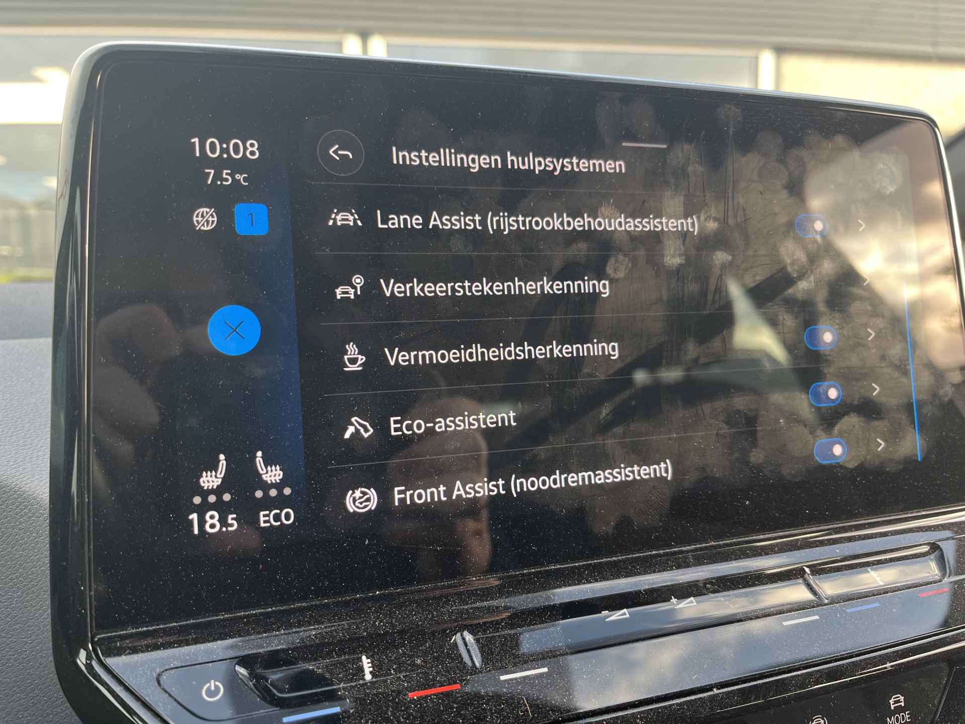 Volkswagen ID.3 First 58 kWh / SUBSIDIE/ PARK. SENSOREN/ LED/ STOEL-STUURVERWARM./ ADAPT. CRUISE/ APP CONNECT/ NAVI/ CLIMA/ DAB/ 19" LMV/ - 22/27