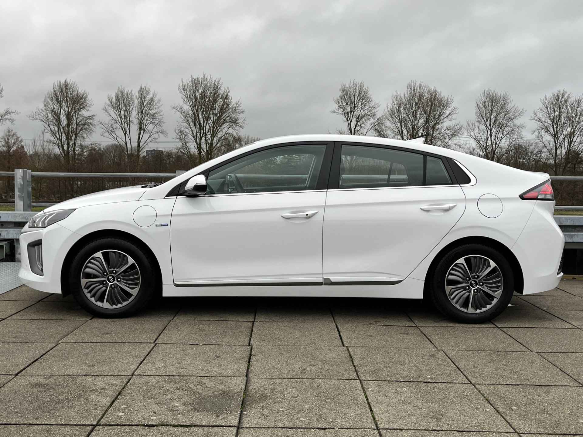 Hyundai IONIQ 1.6 GDi PHEV Comfort | Navigatie | Parkeercamera | Climate Control - 7/38