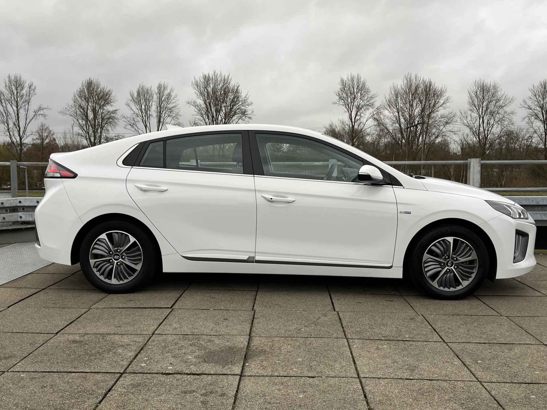 Hyundai IONIQ 1.6 GDi PHEV Comfort | Navigatie | Parkeercamera | Climate Control - 8/38