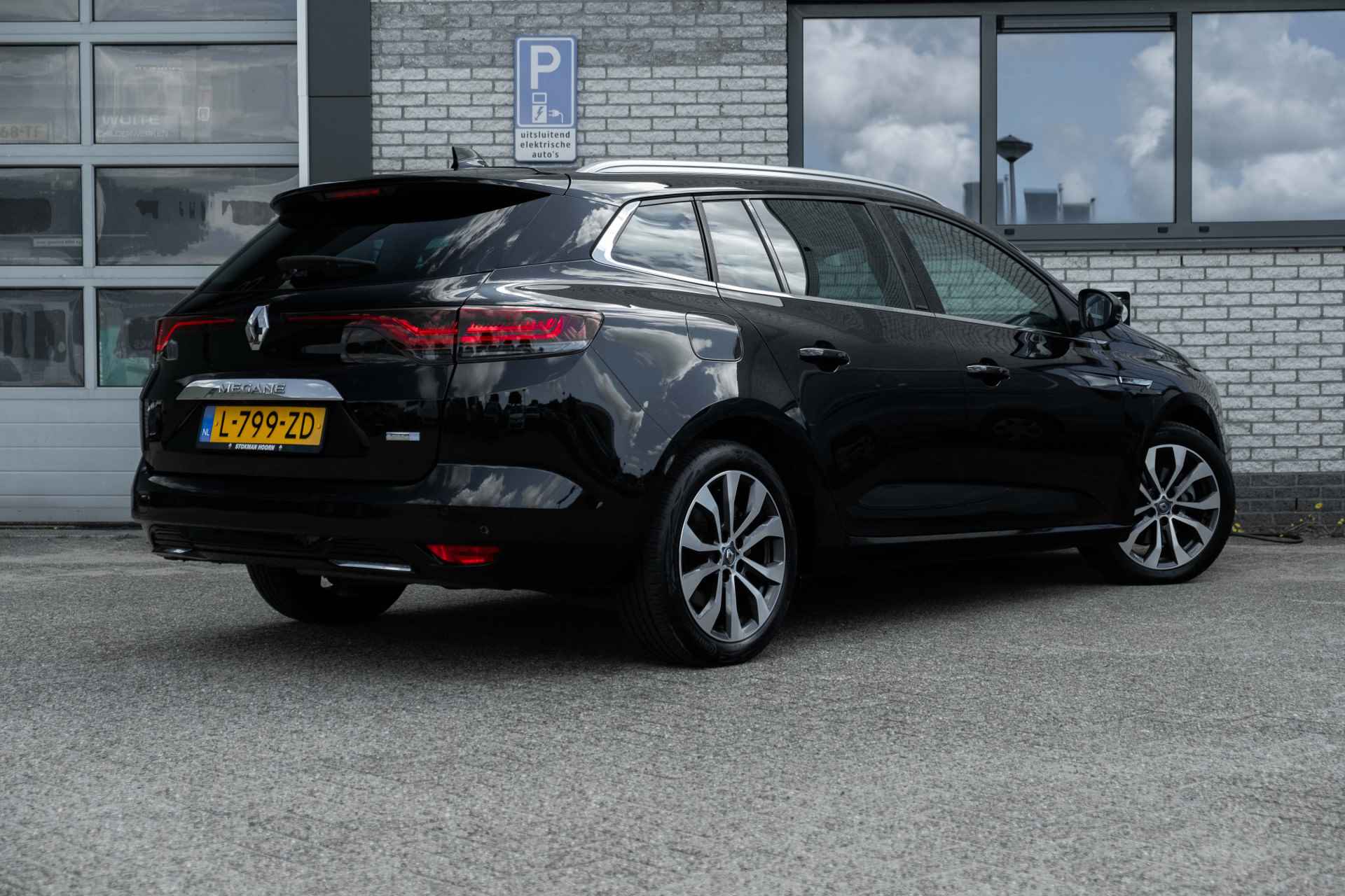 Renault Mégane Estate 1.6 E-Tech Plug-In Hybrid AUT 160 Business Edition One | Lederen bekleding | Stoel en stuurverwarming | LM Velgen | incl. Bovag rijklaarpakket met 12 maanden garantie - 2/48