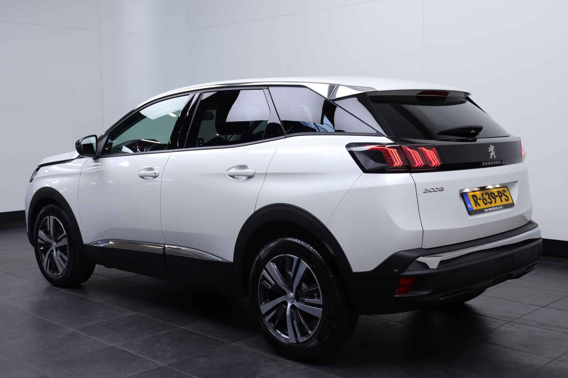 Peugeot 3008 1.2 130Pk Allure | Automaat | Camera | Leder/Stof | Stoelverwarming | Dode hoek | Keyless | Carplay | Rijstrooksensor | Carplay | Getint glas | Navigatie | Clima | Cruise | 18'' Lichtmetaal - 16/34