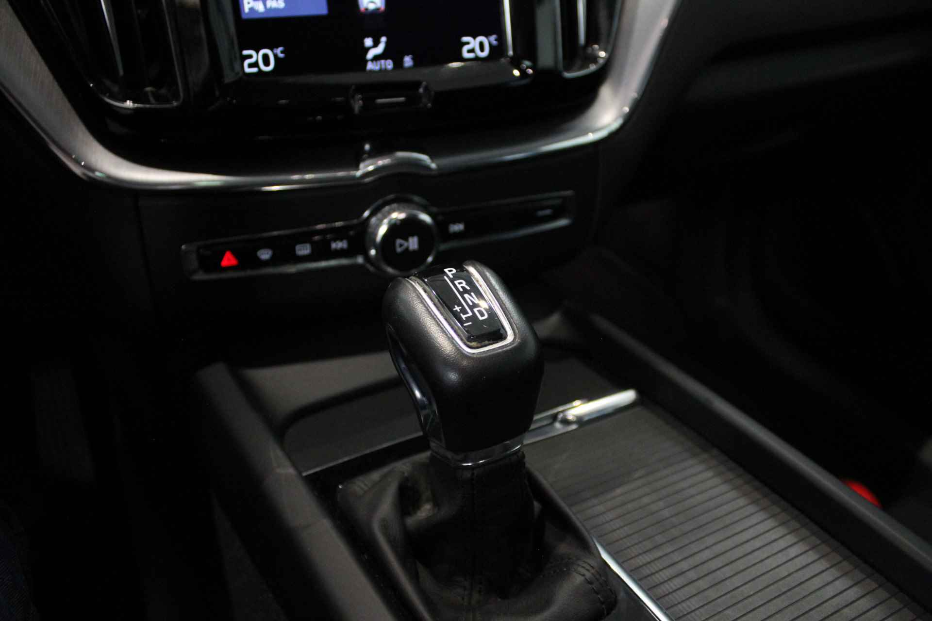 Volvo XC60 2.0 D4 AWD Momentum | Automaat | Navigatie | - 17/28