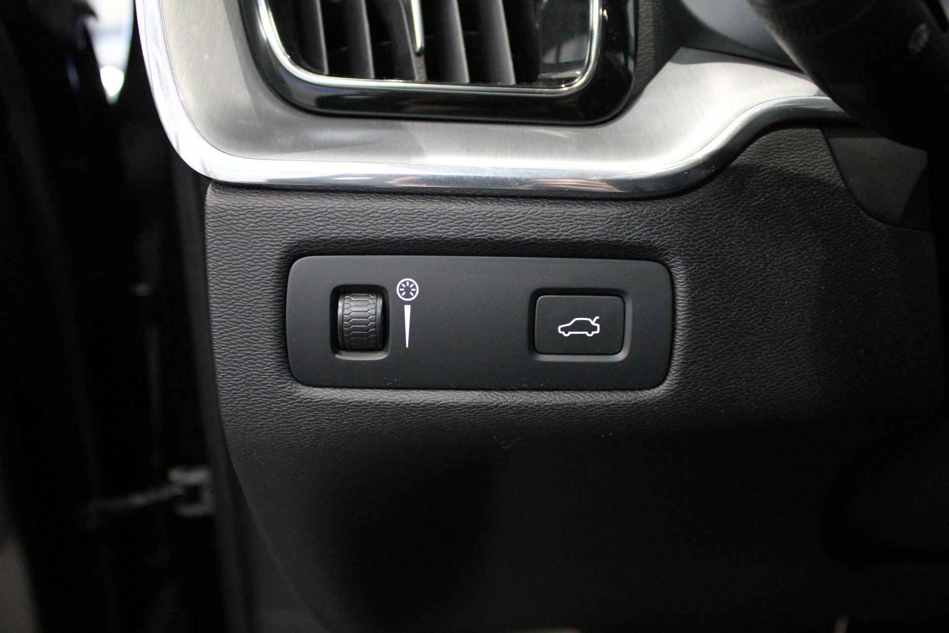 Volvo XC60 2.0 D4 AWD Momentum | Automaat | Navigatie | - 24/28