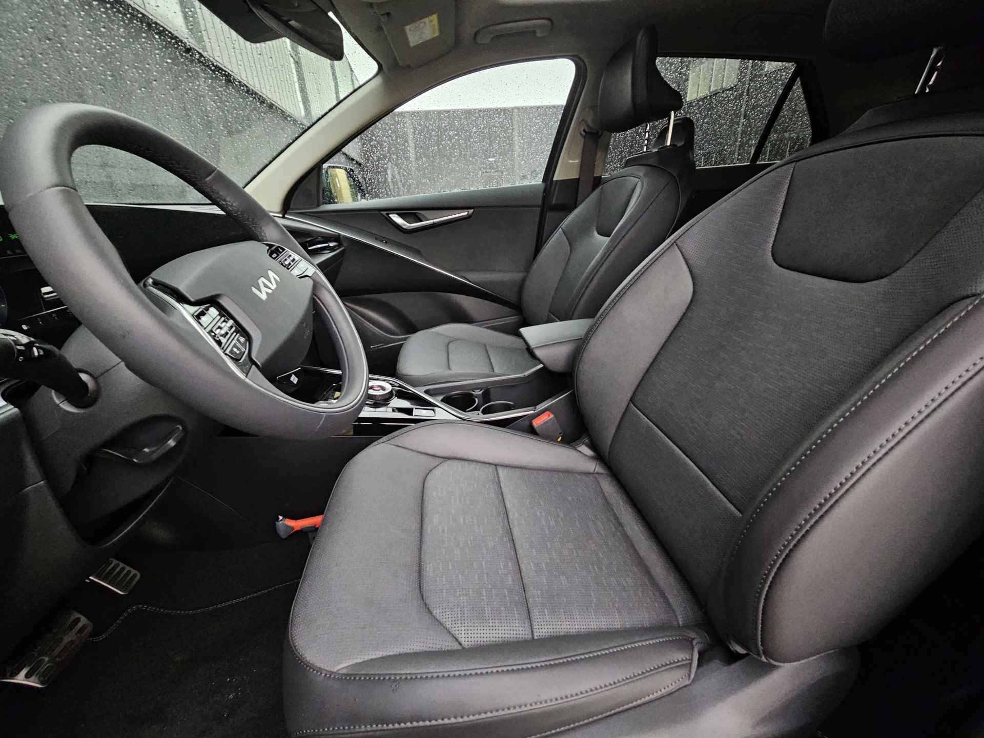 Kia Niro EV ExecutiveLine 64.8 kWh | Afneembare trekhaak | 7 jaar garantie | Snel leverbaar uit voorraad | Vehicle-2-Load (V2L) | Bekleding in premium lederlook | Harman Kardon Premium Sound System - 14/36