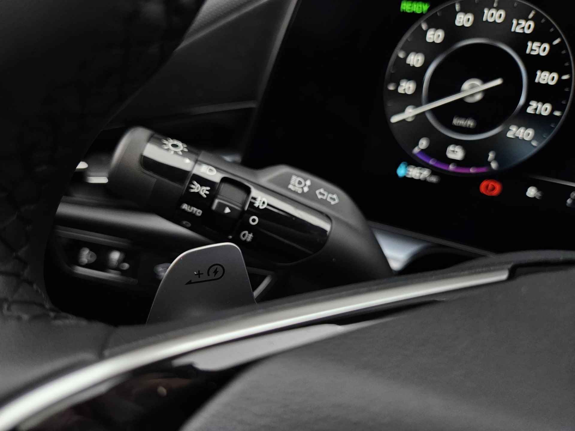 Kia Niro EV ExecutiveLine 64.8 kWh | Afneembare trekhaak | 7 jaar garantie | Snel leverbaar uit voorraad | Vehicle-2-Load (V2L) | Bekleding in premium lederlook | Harman Kardon Premium Sound System - 18/36