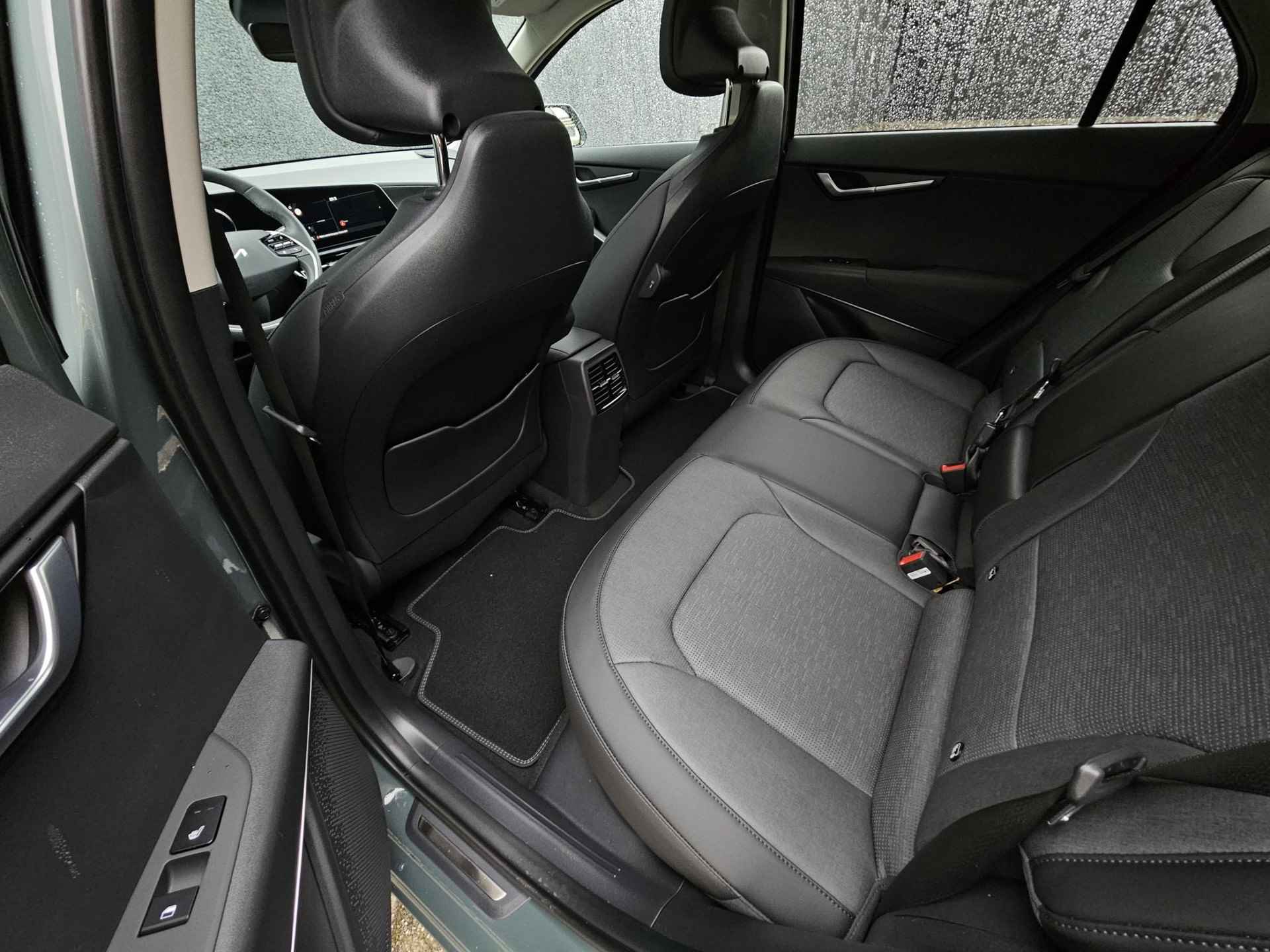 Kia Niro EV ExecutiveLine 64.8 kWh | Afneembare trekhaak | 7 jaar garantie | Snel leverbaar uit voorraad | Vehicle-2-Load (V2L) | Bekleding in premium lederlook | Harman Kardon Premium Sound System - 29/36