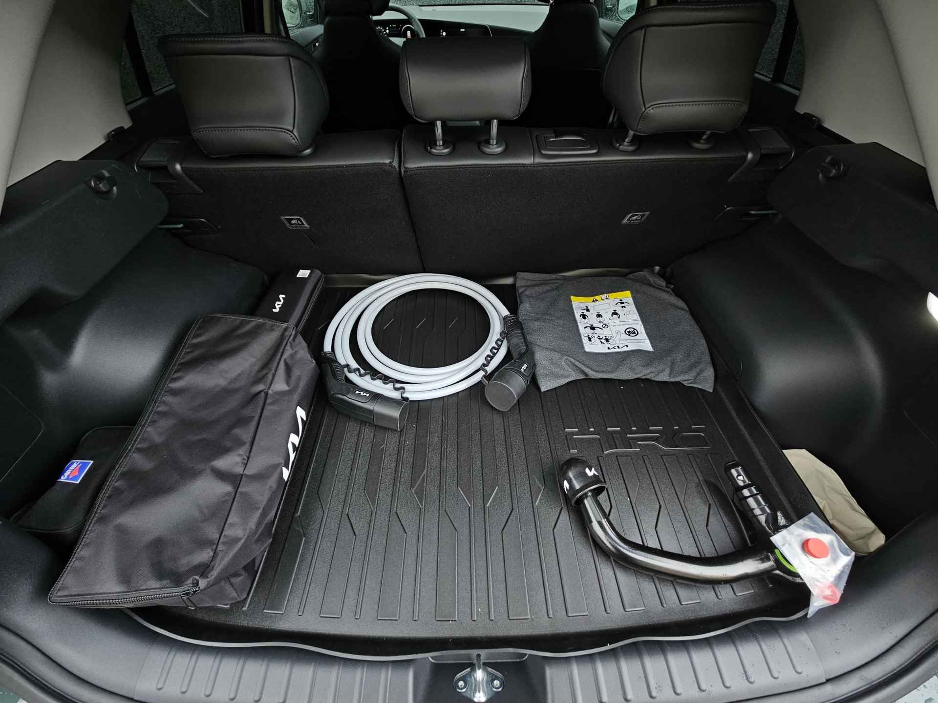 Kia Niro EV ExecutiveLine 64.8 kWh | Afneembare trekhaak | 7 jaar garantie | Snel leverbaar uit voorraad | Vehicle-2-Load (V2L) | Bekleding in premium lederlook | Harman Kardon Premium Sound System - 32/36