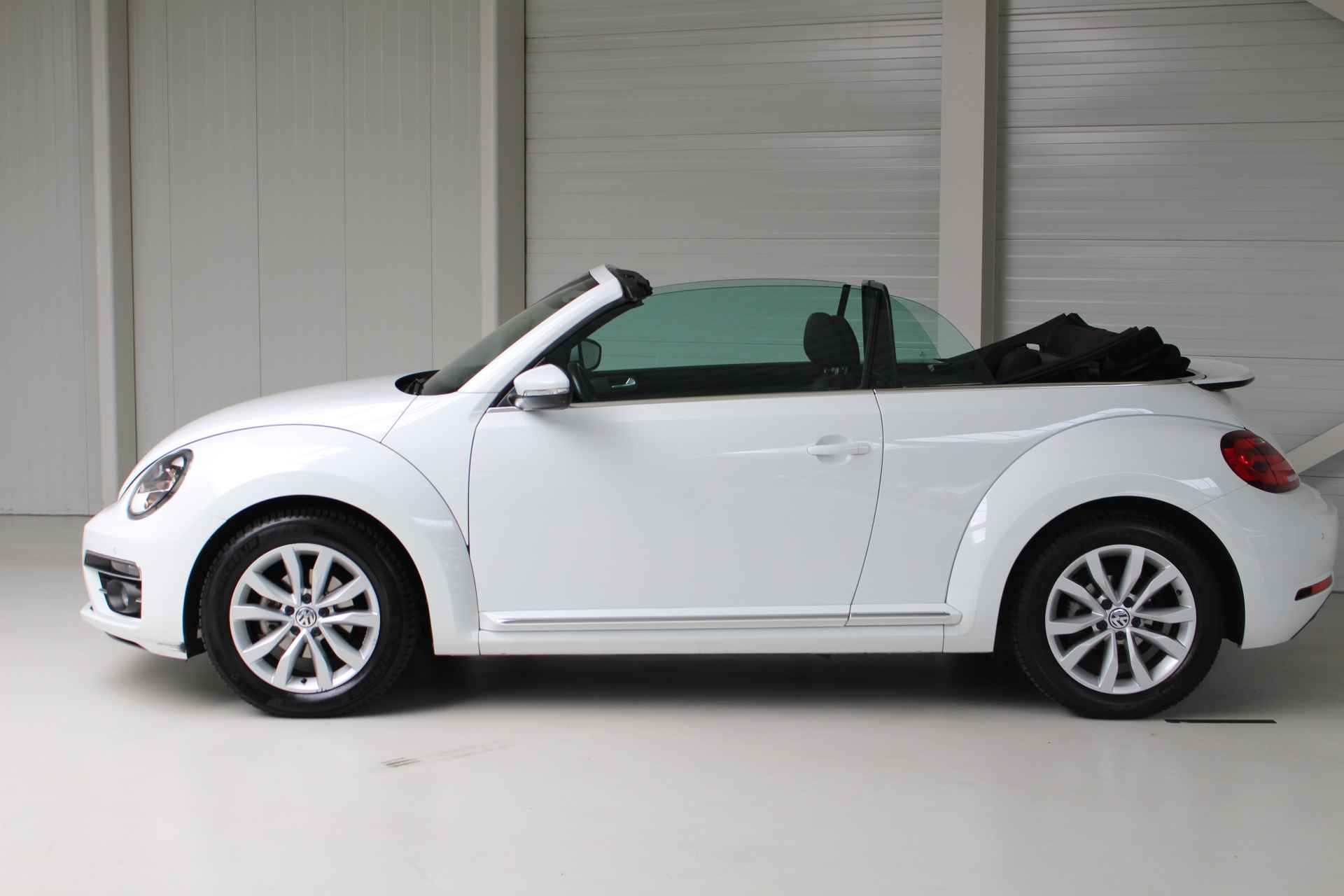 Volkswagen Beetle Cabriolet 1.4 TSI DSG SOUND Navigatie | Stoelverwarming | Parkeersensoren | All season banden . - 2/25