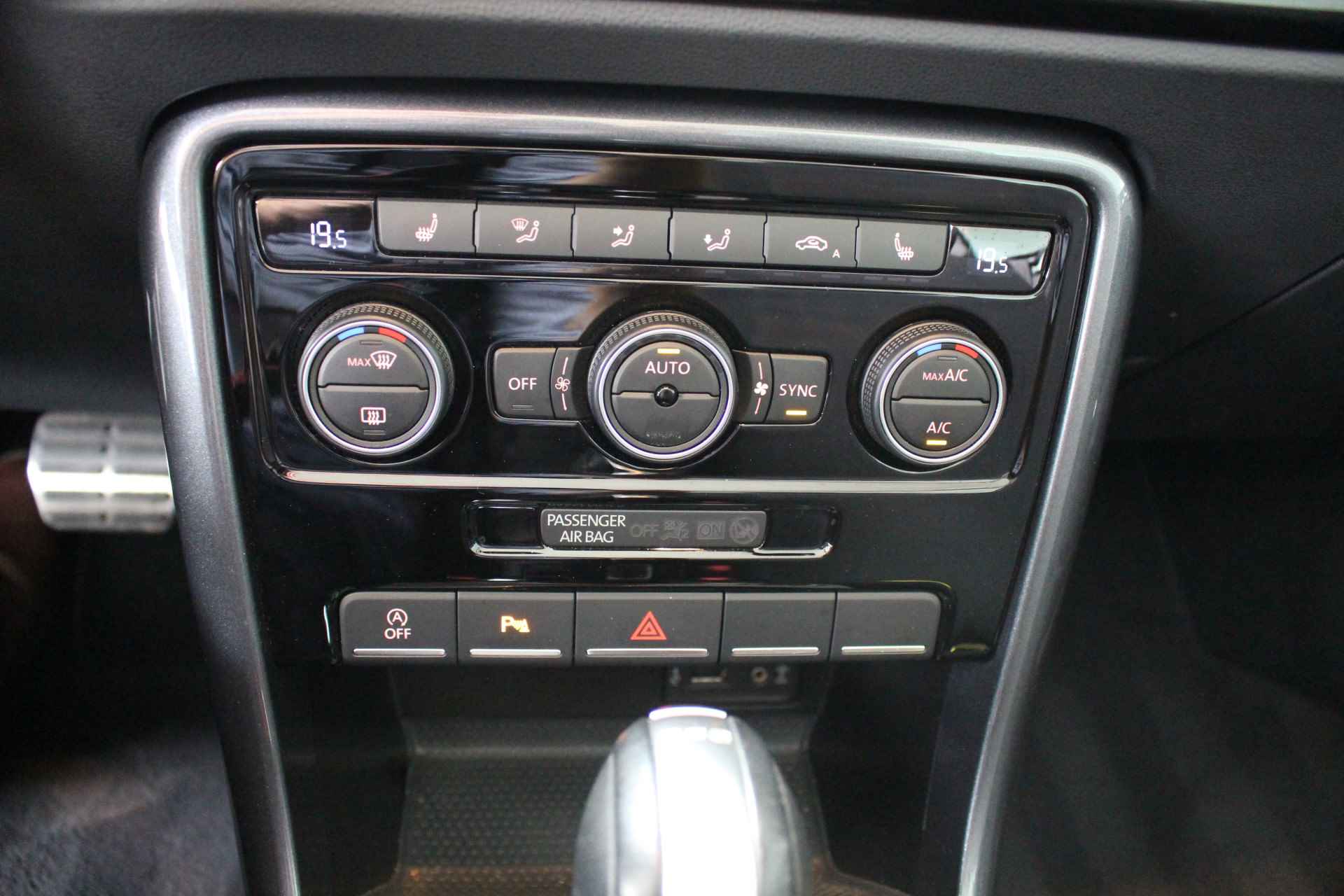 Volkswagen Beetle Cabriolet 1.4 TSI DSG SOUND Navigatie | Stoelverwarming | Parkeersensoren | All season banden . - 18/25