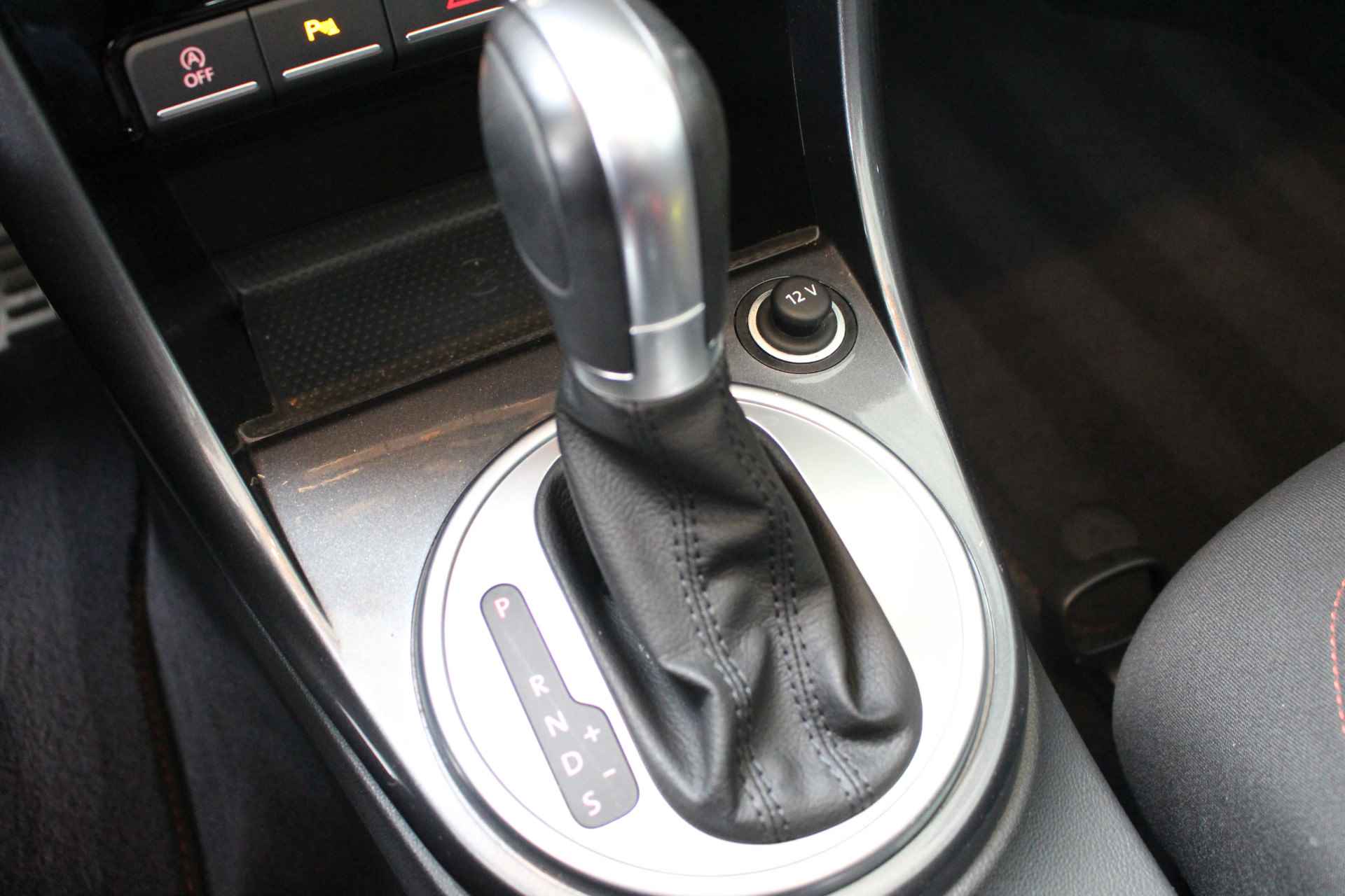 Volkswagen Beetle Cabriolet 1.4 TSI DSG SOUND Navigatie | Stoelverwarming | Parkeersensoren | All season banden . - 19/25