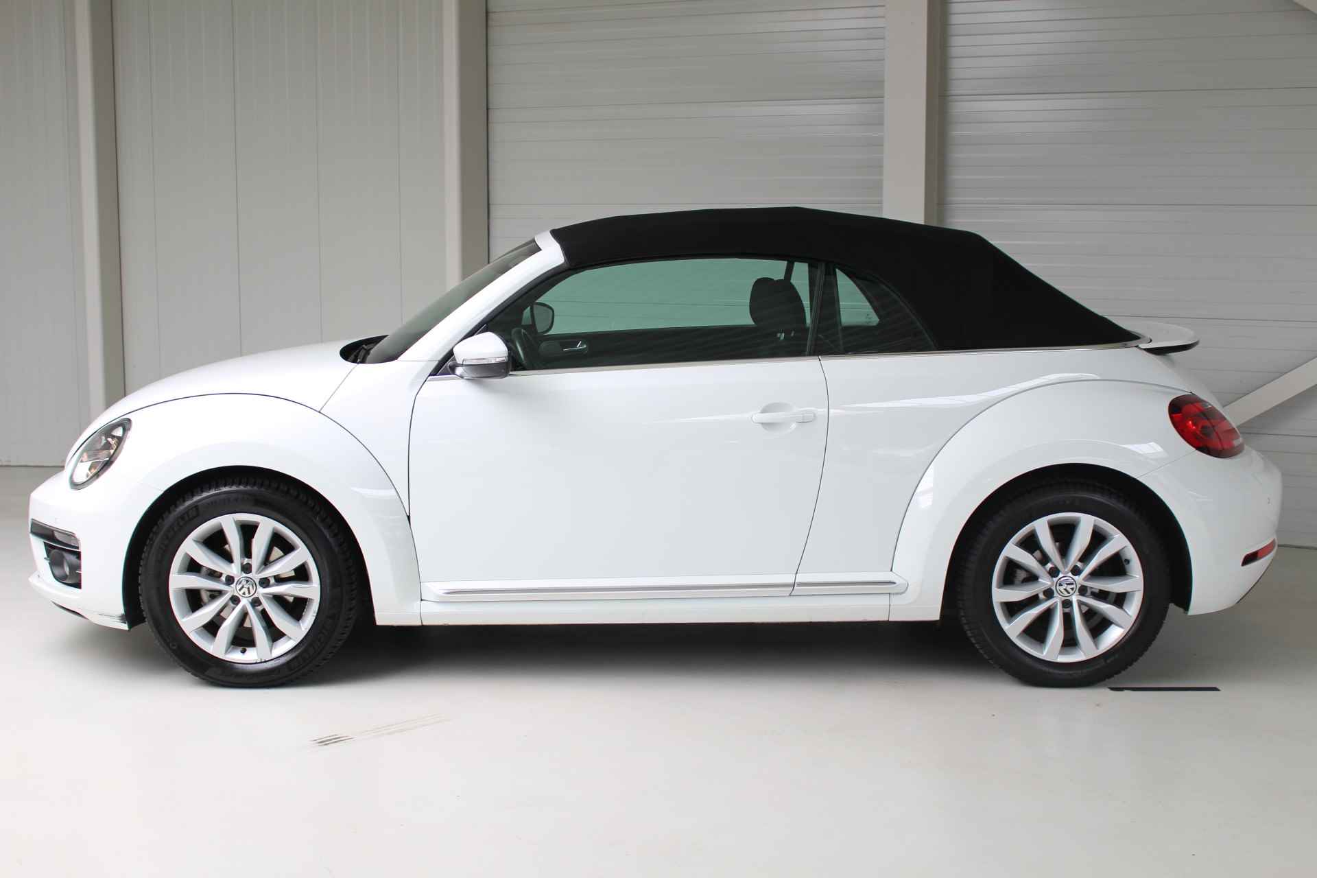 Volkswagen Beetle Cabriolet 1.4 TSI DSG SOUND Navigatie | Stoelverwarming | Parkeersensoren | All season banden . - 23/25