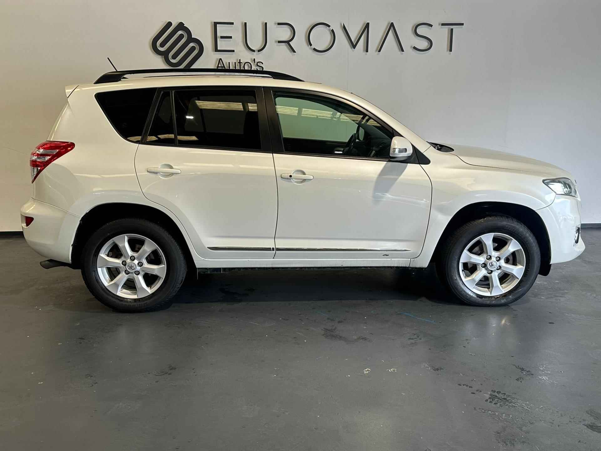 Toyota RAV4 2.2 D-4D Executive Business Navi Airco Stoelverwarming Cruise Schuifdak Trekhaak Nieuwe Apk - 8/25