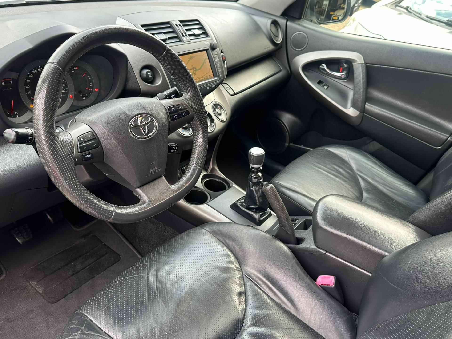 Toyota RAV4 2.2 D-4D Executive Business Navi Airco Stoelverwarming Cruise Schuifdak Trekhaak Nieuwe Apk - 10/25