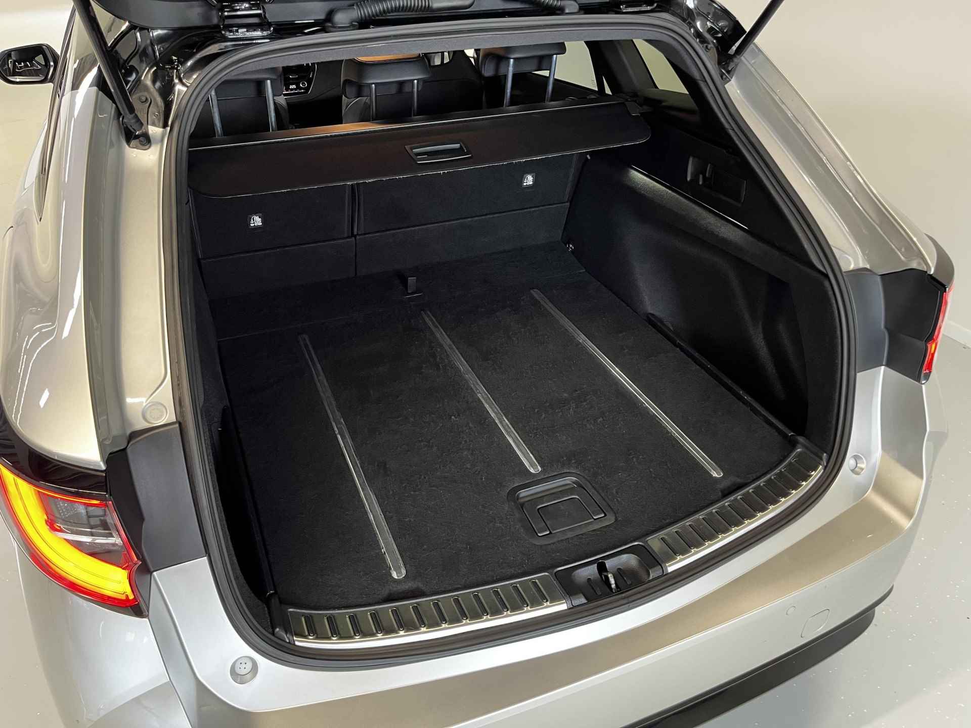 Toyota Corolla Touring Sports 1.8 Hybrid GR-Sport | Stoelverwarming & Stuurwielverwarming | Apple Carplay / Android Auto | - 10/38