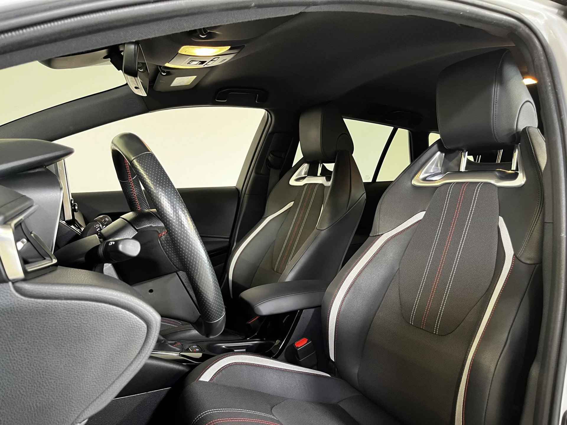 Toyota Corolla Touring Sports 1.8 Hybrid GR-Sport | Stoelverwarming & Stuurwielverwarming | Apple Carplay / Android Auto | - 24/38