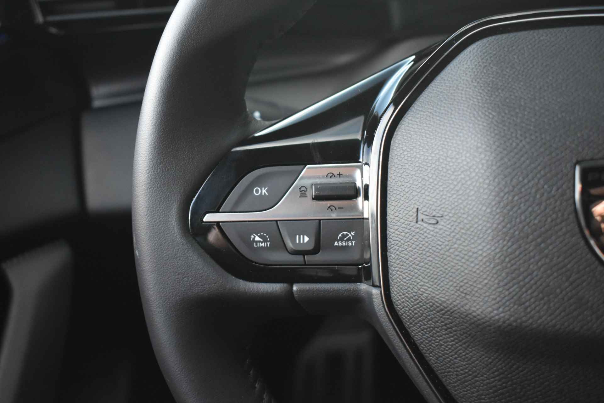 Peugeot E-308 EV GT First Edition 54 kWh | Navigatie Pro | Keyless-Entry | Stoel/Stuurverwarming | Achteruitrijcamera | LED-Matrix | Dodehoek- - 18/53