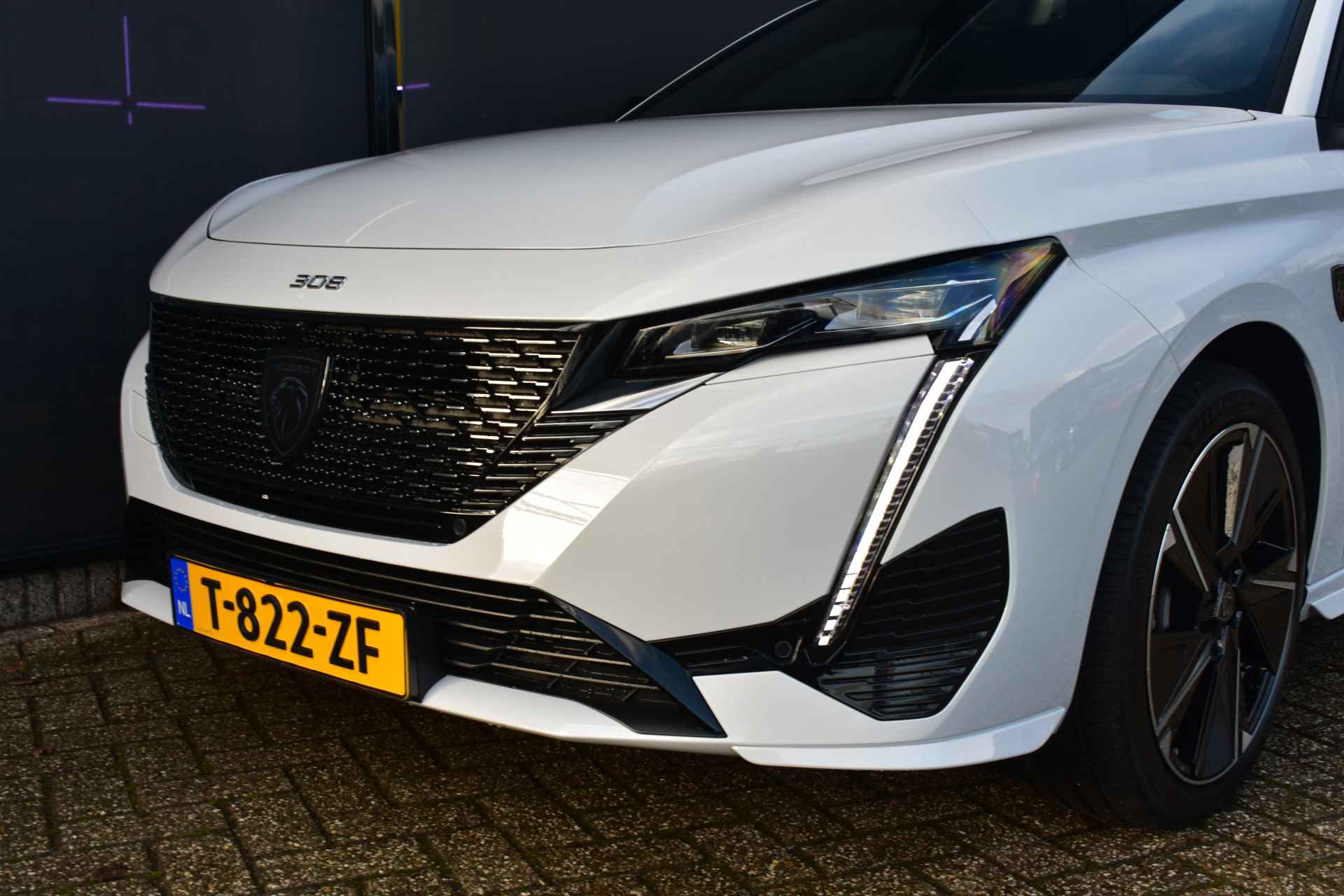 Peugeot E-308 EV GT First Edition 54 kWh | Navigatie Pro | Keyless-Entry | Stoel/Stuurverwarming | Achteruitrijcamera | LED-Matrix | Dodehoek- - 38/53