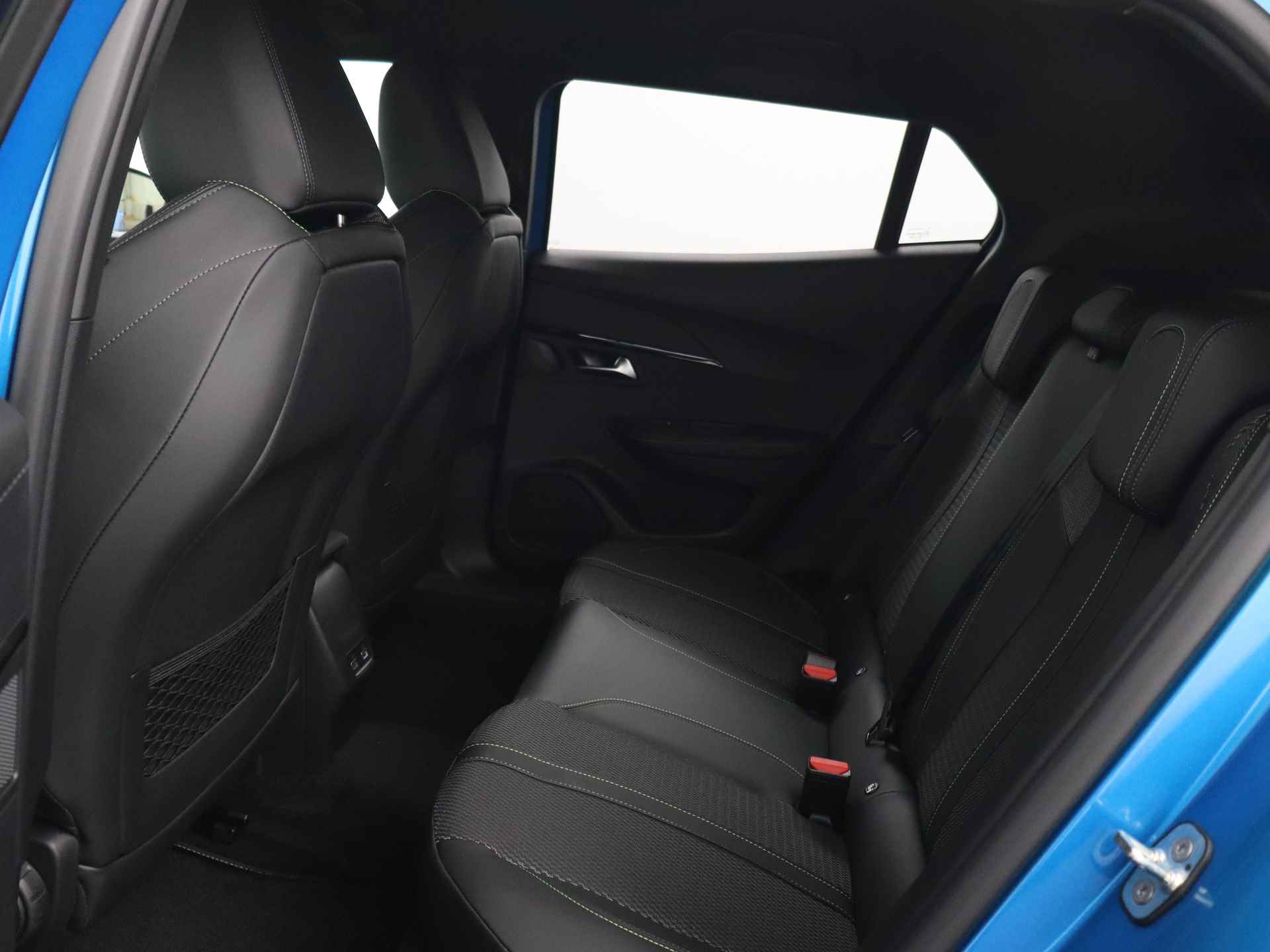 Peugeot e-2008 EV GT 54 kWh | Navigatie | Camera | Climate | Cruise | Parkeersensoren V+A | Apple Carplay & Android Auto | - 5/39