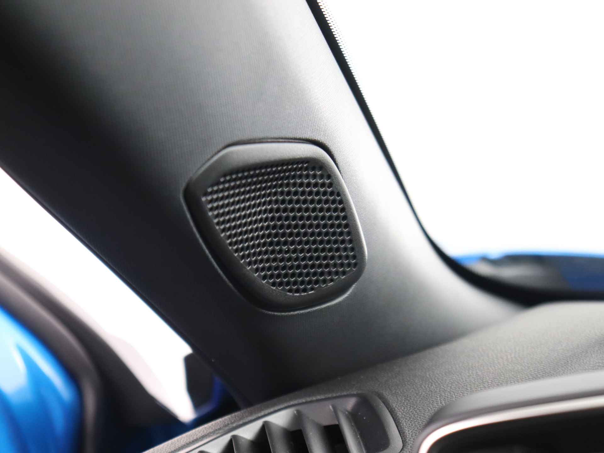 Peugeot e-2008 EV GT 54 kWh | Navigatie | Camera | Climate | Cruise | Parkeersensoren V+A | Apple Carplay & Android Auto | - 11/39
