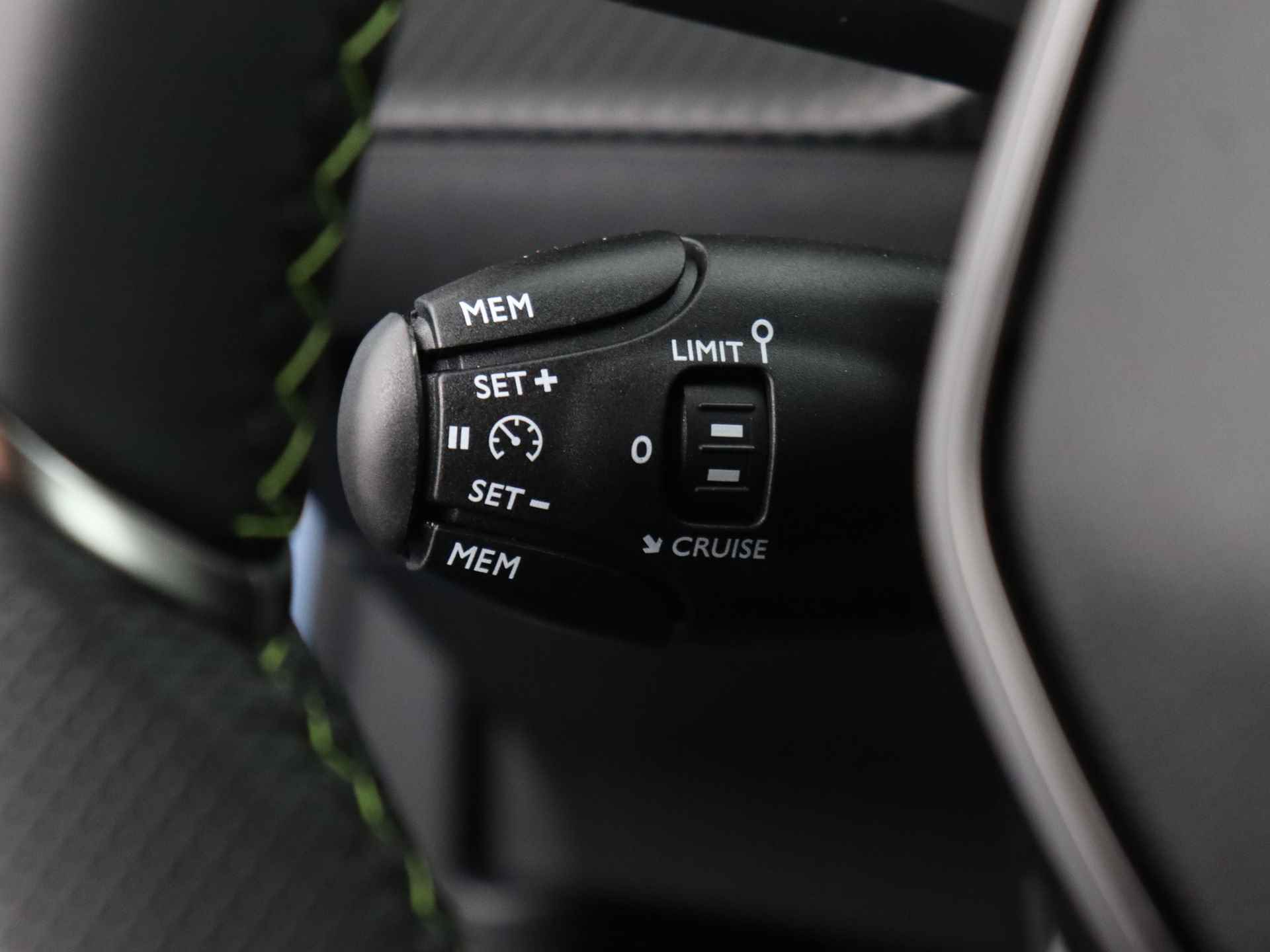 Peugeot e-2008 EV GT 54 kWh | Navigatie | Camera | Climate | Cruise | Parkeersensoren V+A | Apple Carplay & Android Auto | - 20/39