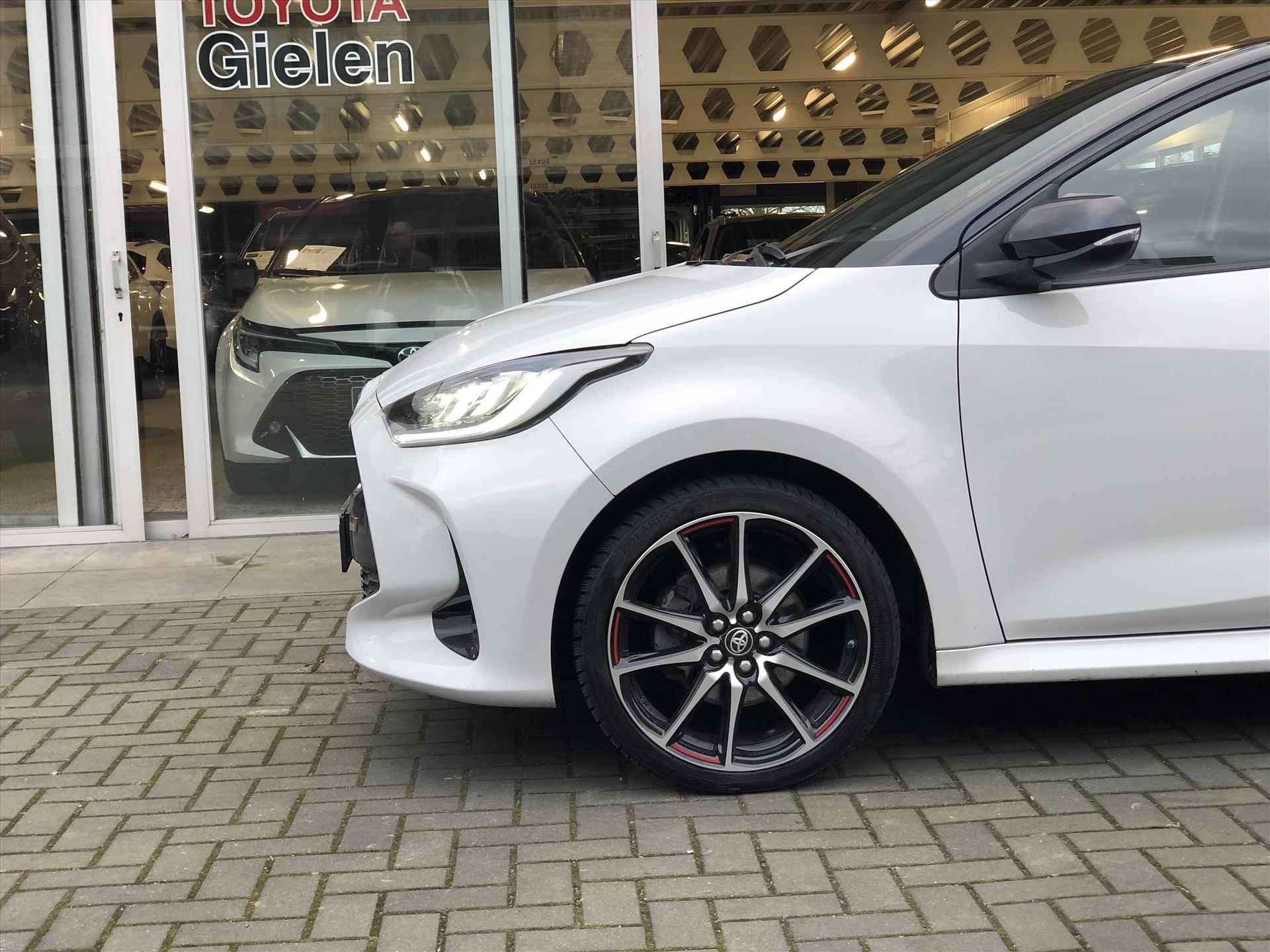 Toyota Yaris 1.5 Hybrid GR Sport | JBL, Dodehoekherkenning, Stoelverwarming, Smart connect, Dynamic Grey, Keyless, CarPlay, Half Leer - 7/42