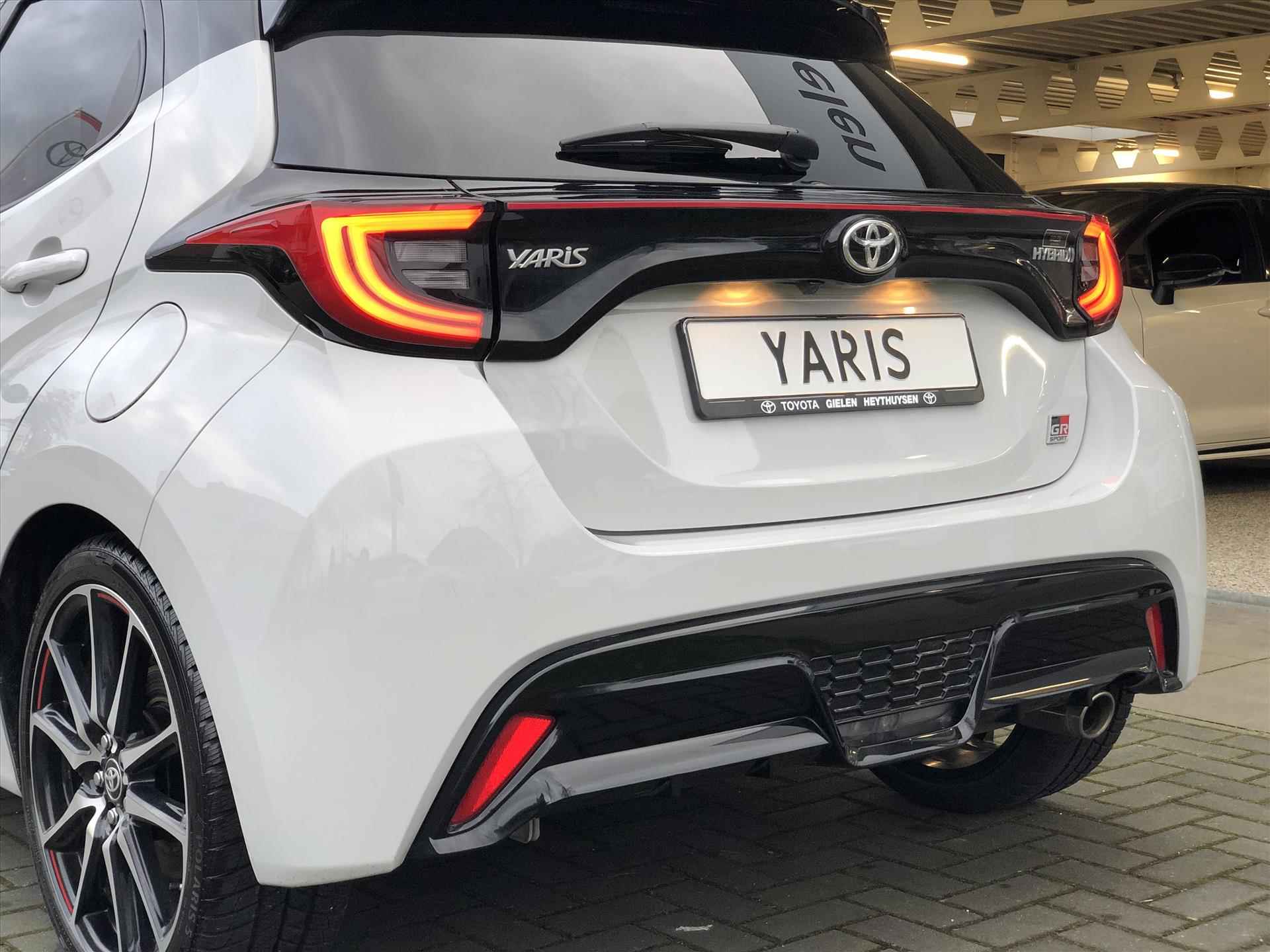 Toyota Yaris 1.5 Hybrid GR Sport | JBL, Dodehoekherkenning, Stoelverwarming, Smart connect, Dynamic Grey, Keyless, CarPlay, Half Leer - 11/42