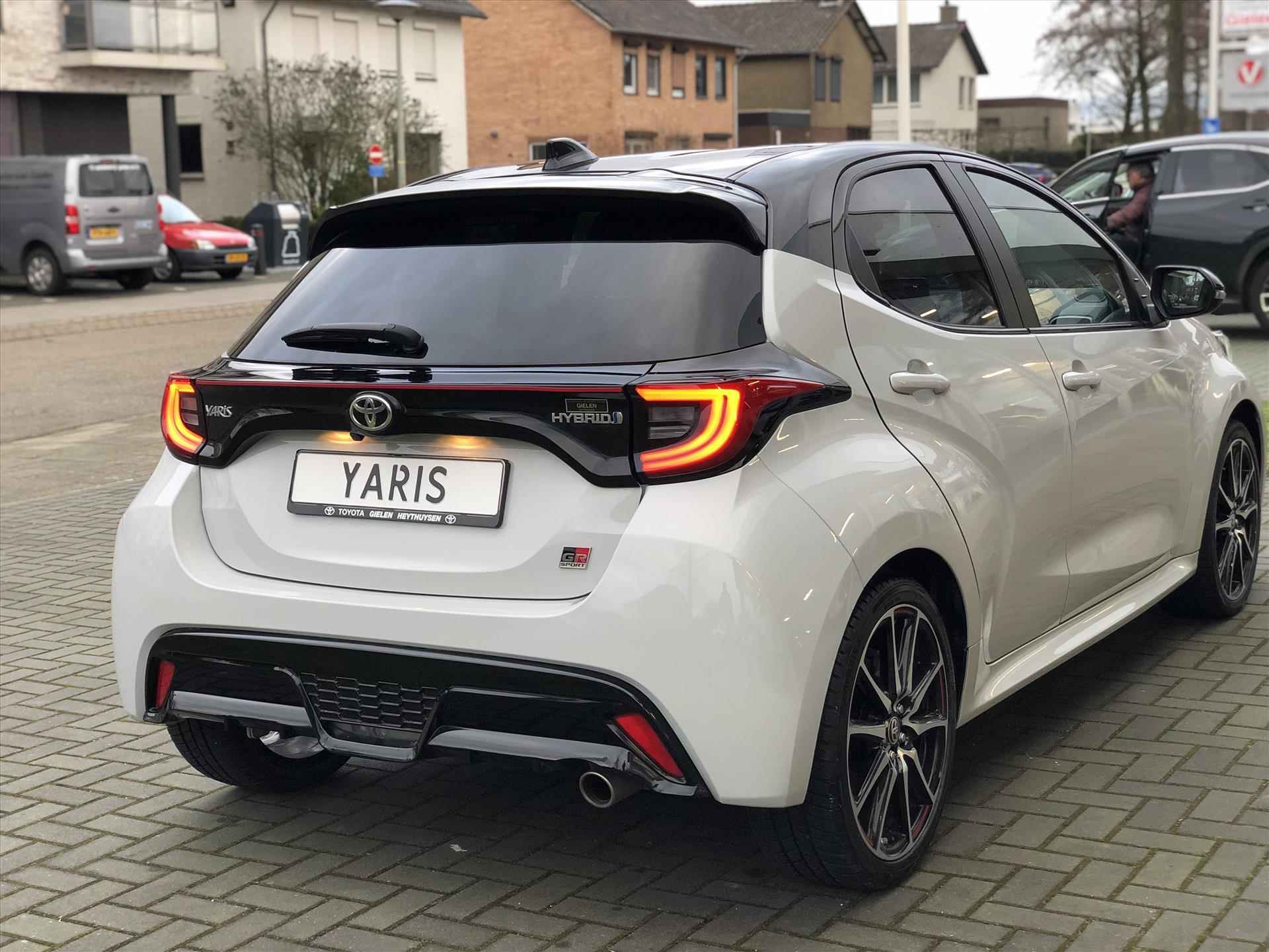 Toyota Yaris 1.5 Hybrid GR Sport | JBL, Dodehoekherkenning, Stoelverwarming, Smart connect, Dynamic Grey, Keyless, CarPlay, Half Leer - 12/42