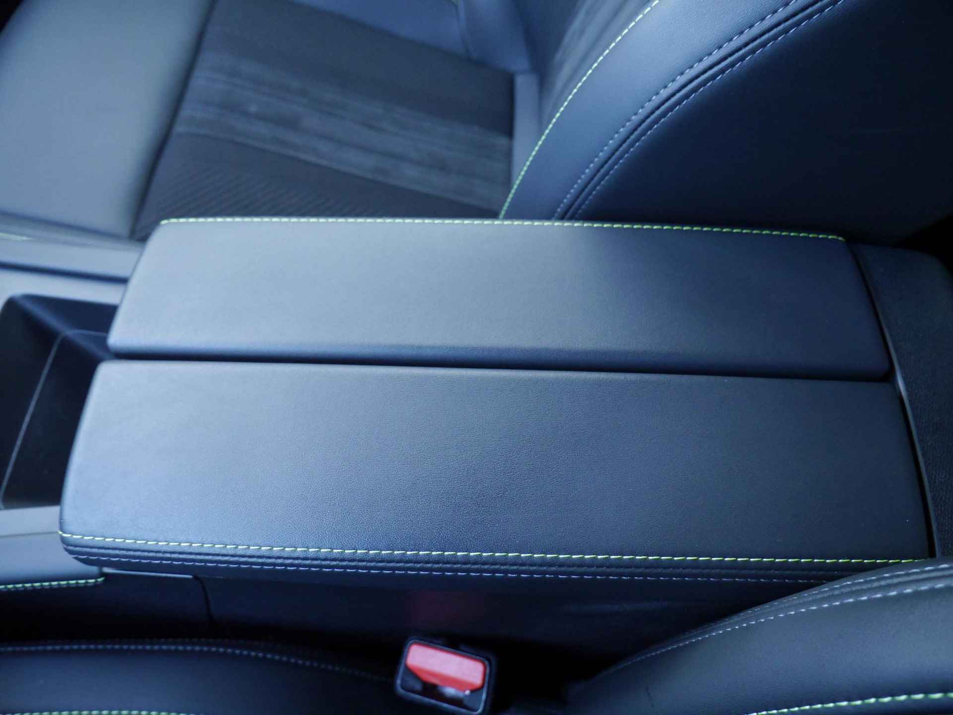 Peugeot 408 1.6 HYbrid GT EAT8 First Edition 225 Pk | AGR Comfort Stoel | Massage & Stoelverwarming | Elektronische Achterklep | 20 Inch Velgen | Adaptieve Cruise Control | Navigatie | Draadloos Apple Carplay & Android Auto - 44/64