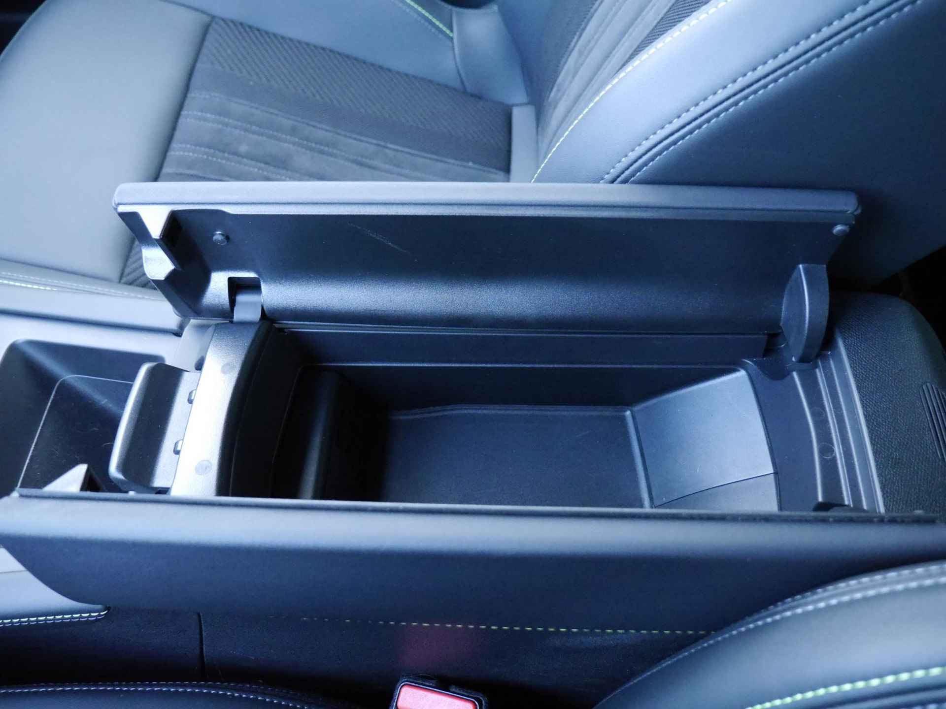 Peugeot 408 1.6 HYbrid GT EAT8 First Edition 225 Pk | AGR Comfort Stoel | Massage & Stoelverwarming | Elektronische Achterklep | 20 Inch Velgen | Adaptieve Cruise Control | Navigatie | Draadloos Apple Carplay & Android Auto - 45/64