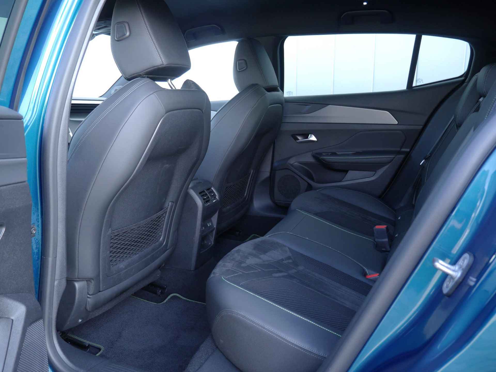 Peugeot 408 1.6 HYbrid GT EAT8 First Edition 225 Pk | AGR Comfort Stoel | Massage & Stoelverwarming | Elektronische Achterklep | 20 Inch Velgen | Adaptieve Cruise Control | Navigatie | Draadloos Apple Carplay & Android Auto - 59/64