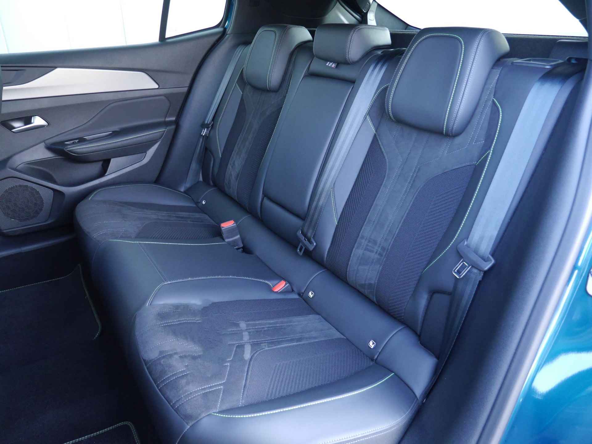 Peugeot 408 1.6 HYbrid GT EAT8 First Edition 225 Pk | AGR Comfort Stoel | Massage & Stoelverwarming | Elektronische Achterklep | 20 Inch Velgen | Adaptieve Cruise Control | Navigatie | Draadloos Apple Carplay & Android Auto - 60/64