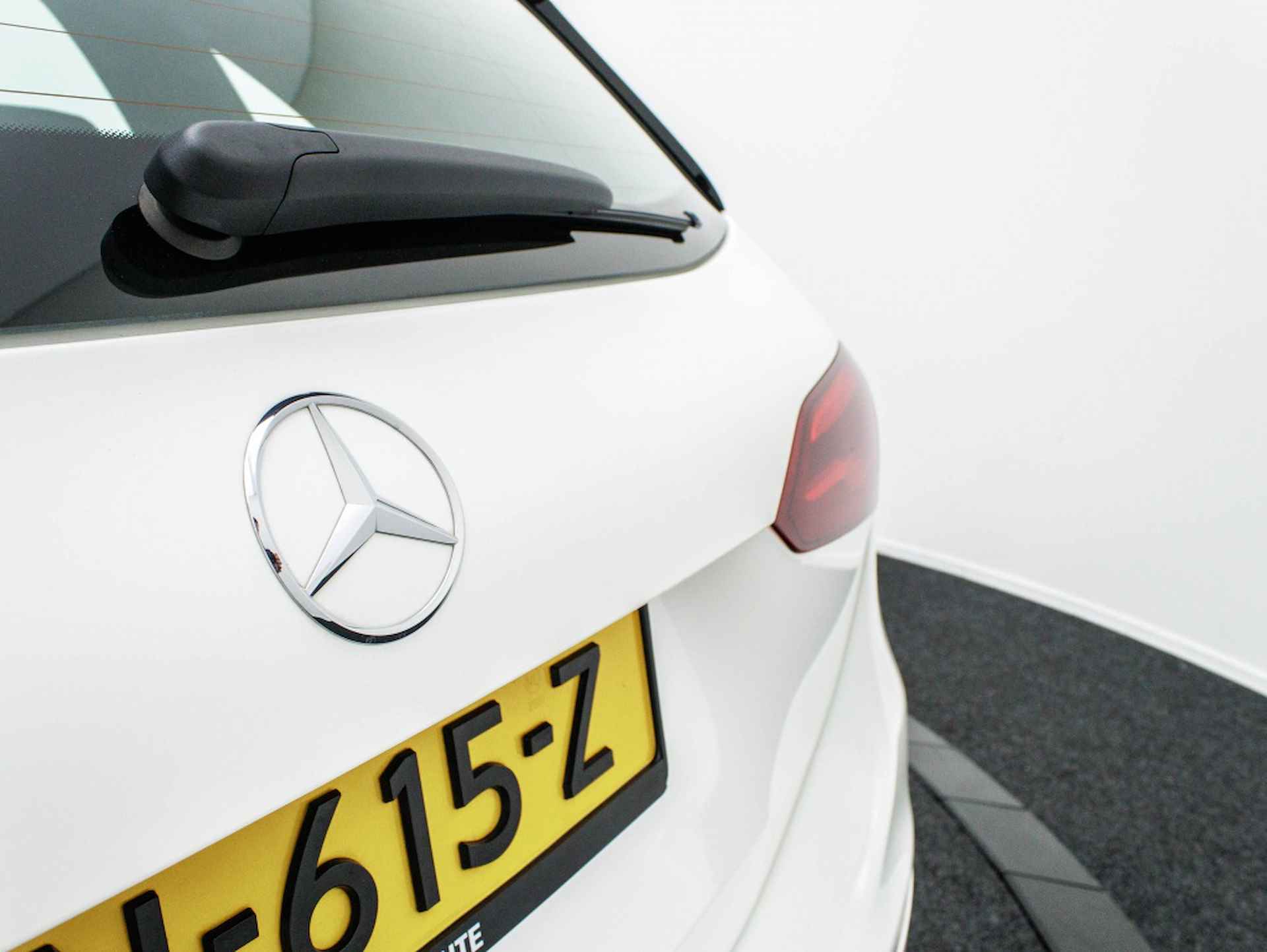 Mercedes-benz B-klasse 180 Launch Edition Premium | All-seasons | LED | 360° camera - 50/50