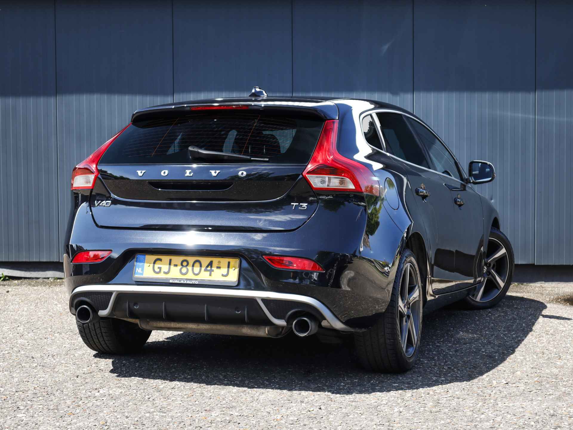 Volvo V40 1.6 T3 Summum (150 PK) Keurig-Onderh, 12-Mnd-BOVAG, NL-Auto, Navigatie, Cruisecontrol, Alarm-Klasse-3, Parkeersensoren, Leer, Bluetooth, Lm-Velgen-17Inch, Privacy-Glas, Black-Edition - 3/33