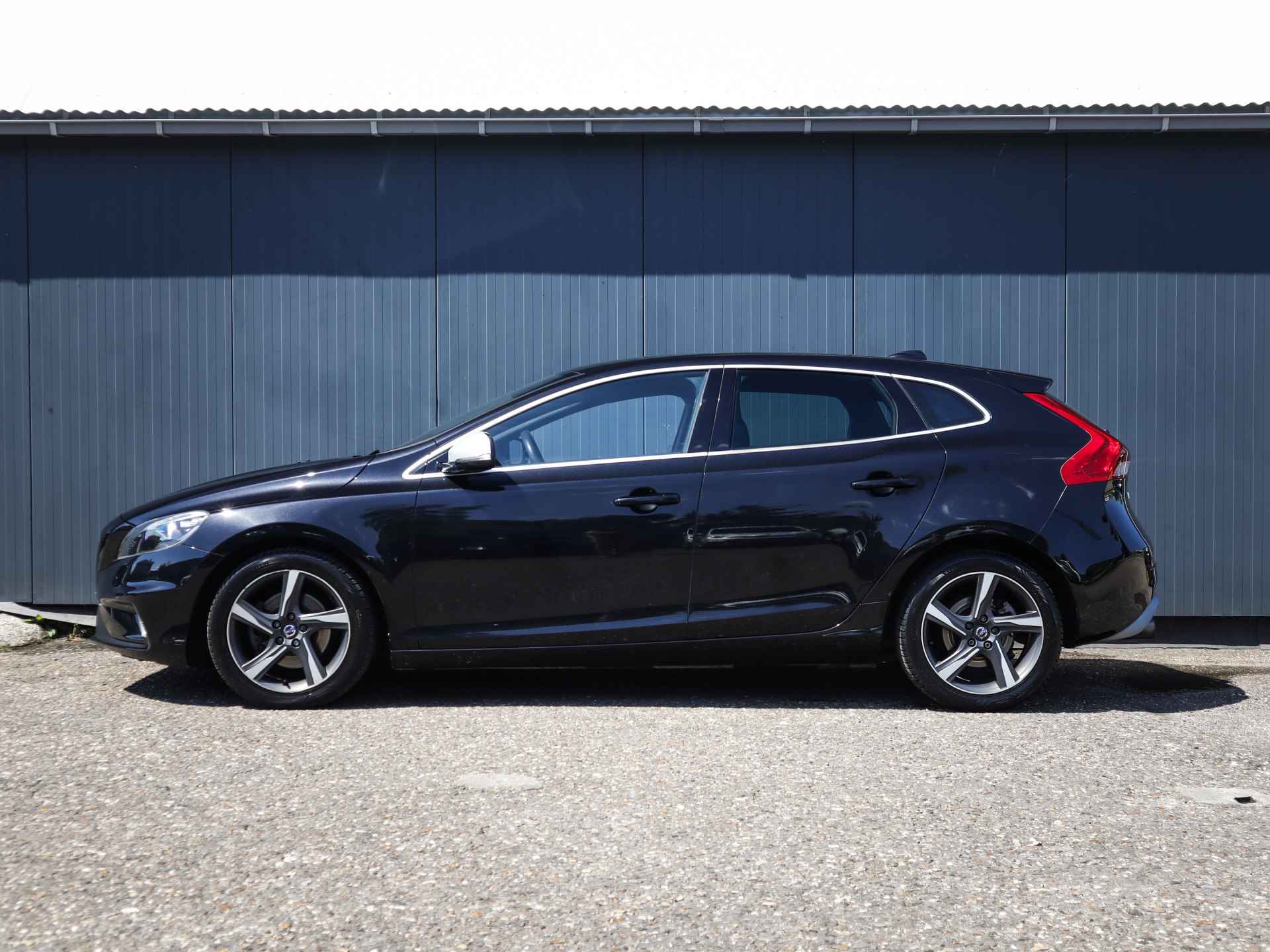 Volvo V40 1.6 T3 Summum (150 PK) Keurig-Onderh, 12-Mnd-BOVAG, NL-Auto, Navigatie, Cruisecontrol, Alarm-Klasse-3, Parkeersensoren, Leer, Bluetooth, Lm-Velgen-17Inch, Privacy-Glas, Black-Edition - 26/33