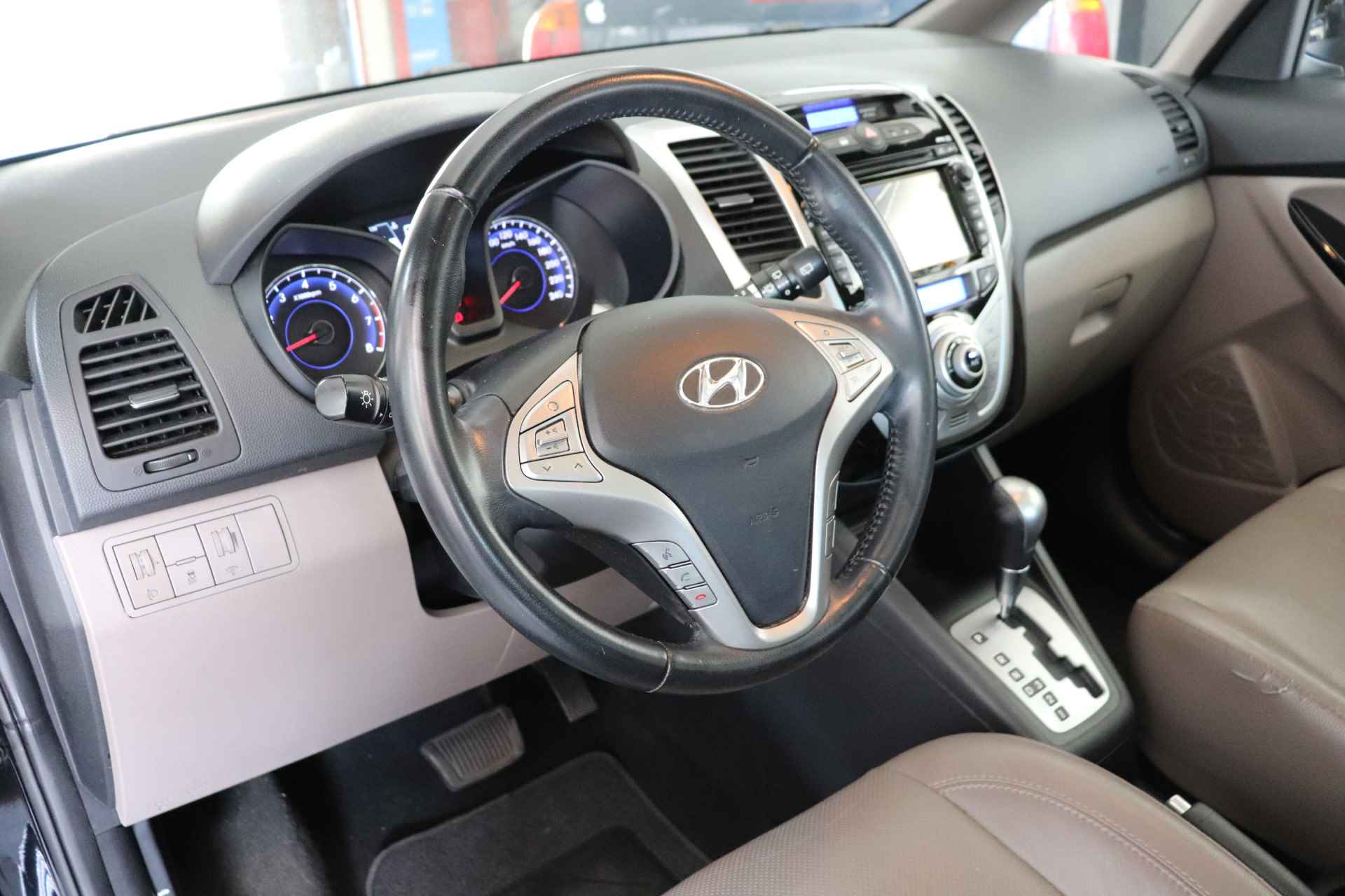 Hyundai ix20 1.6i i-Catcher automaat. lage km stand! Panoramadak, navigatie. - 11/31