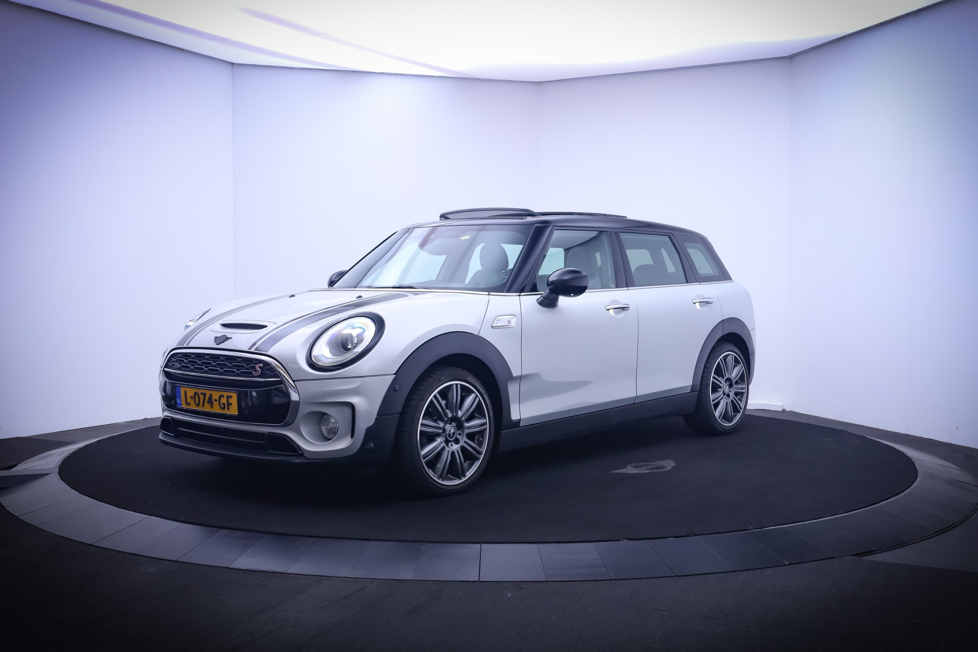 MINI Clubman 2.0 192Pk Cooper S Chili PANO/HARMAN KARDON/LED/ADAPTIVE CRUISE/HEAD UP/NAVI/STOELVERW./CAMERA/LEDER/DAB+/LMV