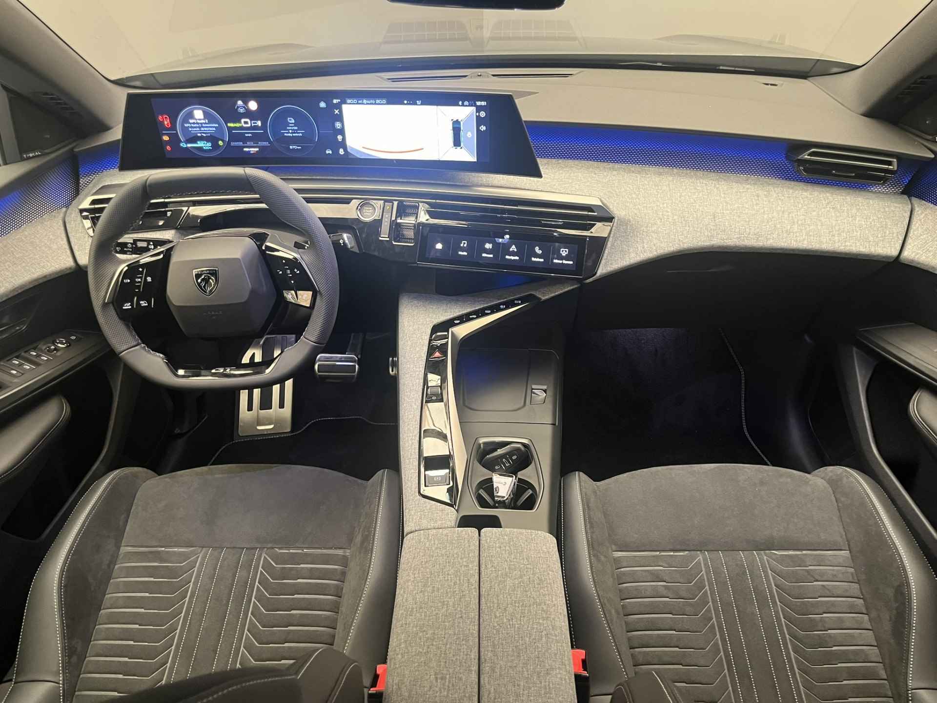 Peugeot E-3008 GT Avantage 73 kWh | FOCAL | WARMTEPOMP | 20'' LMV | ALCANTARA | APPLE CARPLAY/ADROID AUTO | ADAPTIEVE CRUISE + DRIVING ASSIST - 3/43