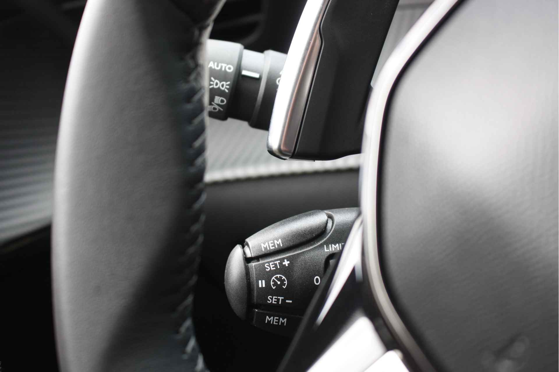Peugeot 208 1.2 PureTech Allure Pack | Navi | Automaat | Keyless | Privacyglas | Camera - 24/40