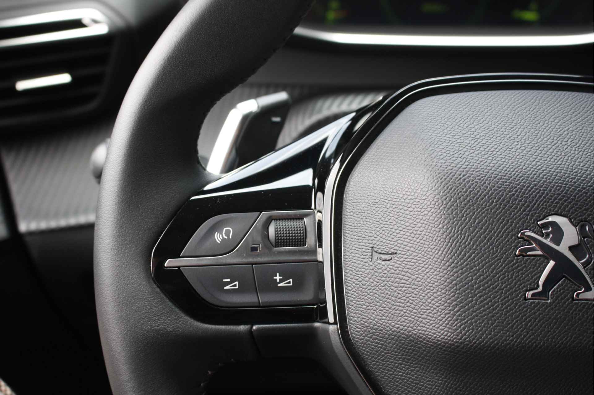 Peugeot 208 1.2 PureTech Allure Pack | Navi | Automaat | Keyless | Privacyglas | Camera - 25/40