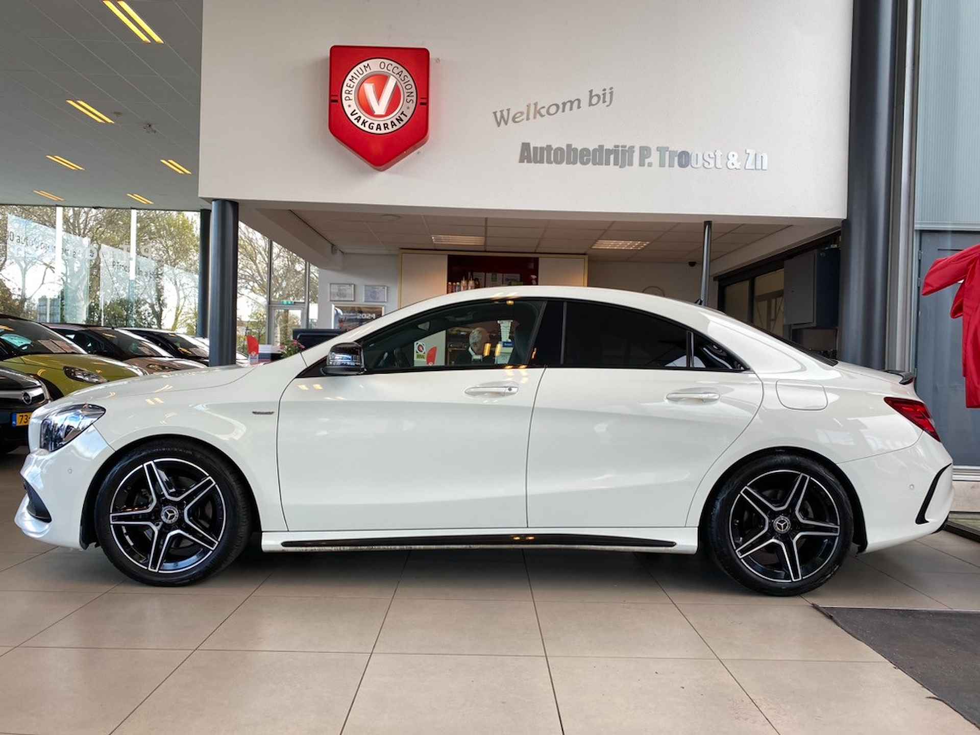 Mercedes-Benz CLA-Klasse 250 AMG Line,WhiteArt-Pakket,Automaat,Panoramadak,Navigatie,Achteruitrijcamera,Trekhaak,V&A Sensoren,Leder/Alcantara-Bekleding&S - 5/33