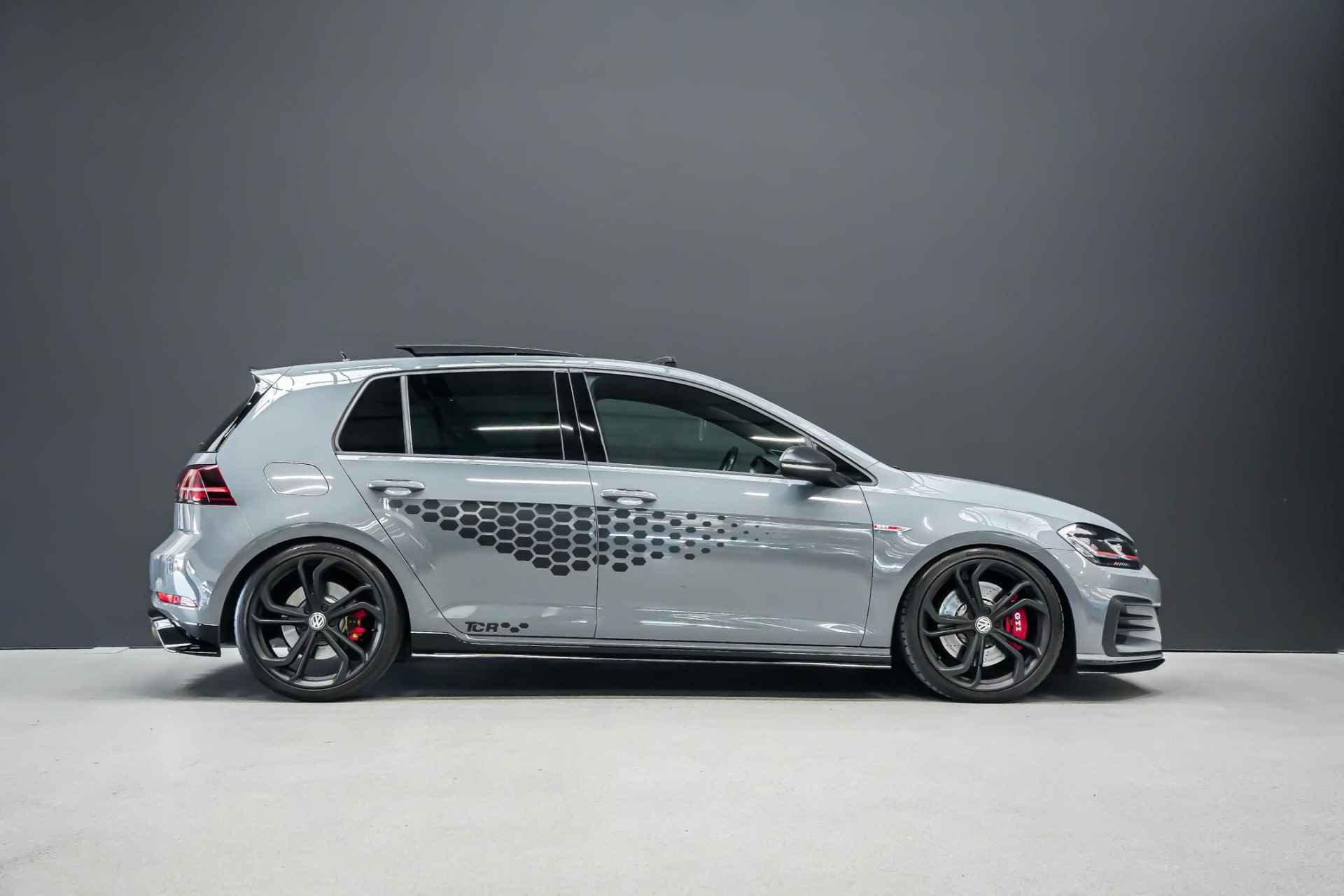 Volkswagen Golf GTI TCR 2.0 400pk TSI Performance pack AUTOMAAT |stage 2|Milltek downpipe + OPF delete|H&R verlagingsveren|panoramadak|Akra|virtual cockpit|Dynaudio|Apple Carplay & Android Auto|elk. stoelen + memory|19"| - 5/52