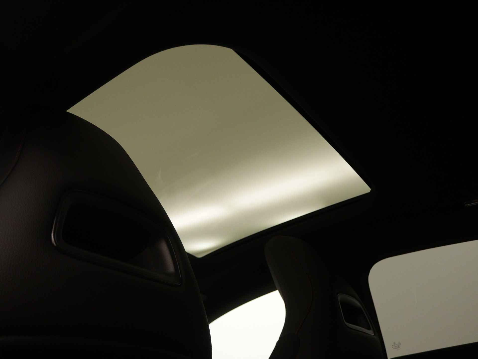 Mercedes-Benz CLA-Klasse Shooting Brake 250 e AMG Line | Nightpakket | Premium Plus Pack | Burmester Surround Sound systeem | Head-up display | USB pakket plus | KEYLESS GO-comfortpakket | MBUX Augmented reality voor navigatie | Parkeerpakket met 360°-camera | - 5/37