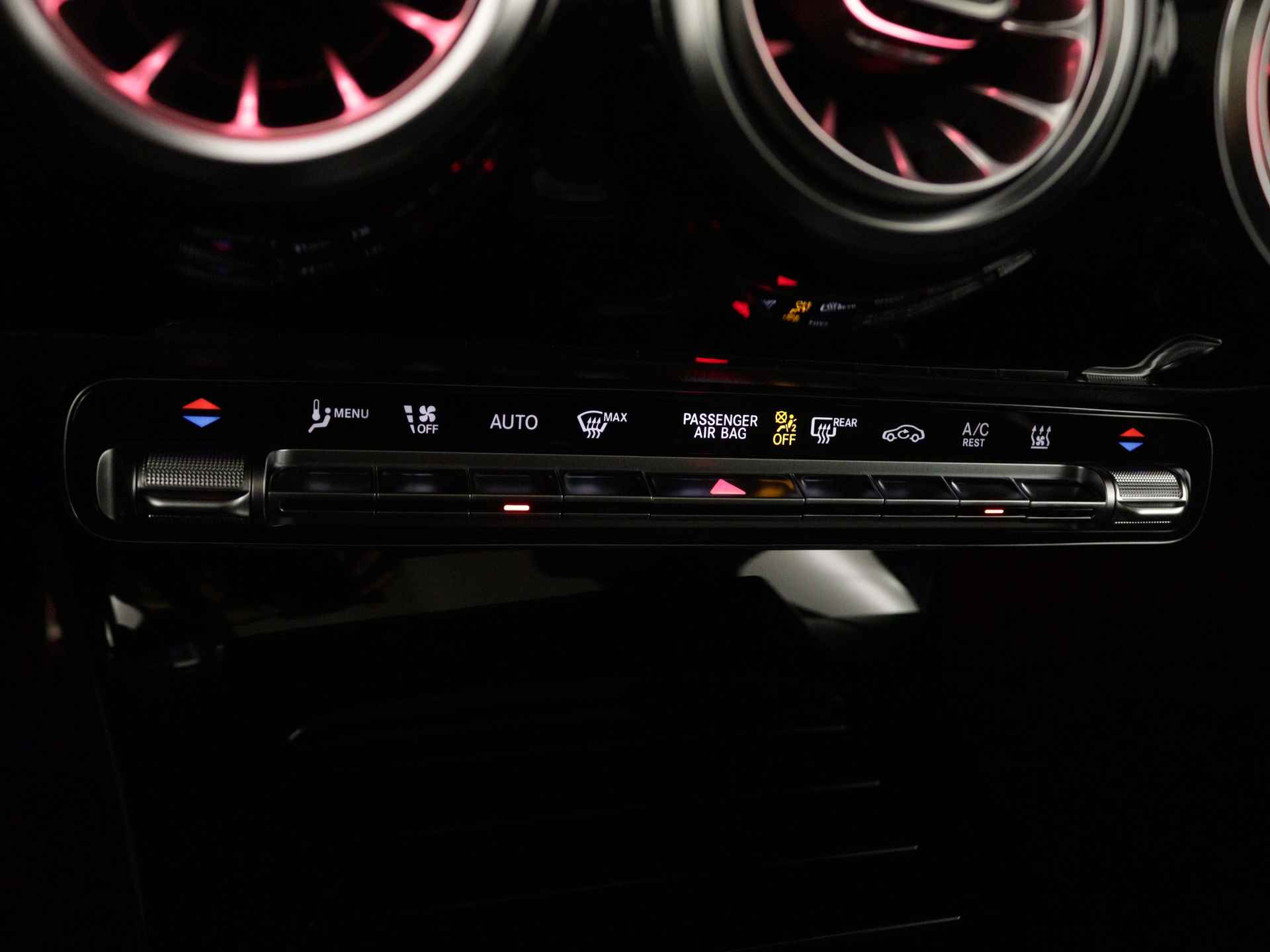 Mercedes-Benz CLA-Klasse Shooting Brake 250 e AMG Line | Nightpakket | Premium Plus Pack | Burmester Surround Sound systeem | Head-up display | USB pakket plus | KEYLESS GO-comfortpakket | MBUX Augmented reality voor navigatie | Parkeerpakket met 360°-camera | - 8/37