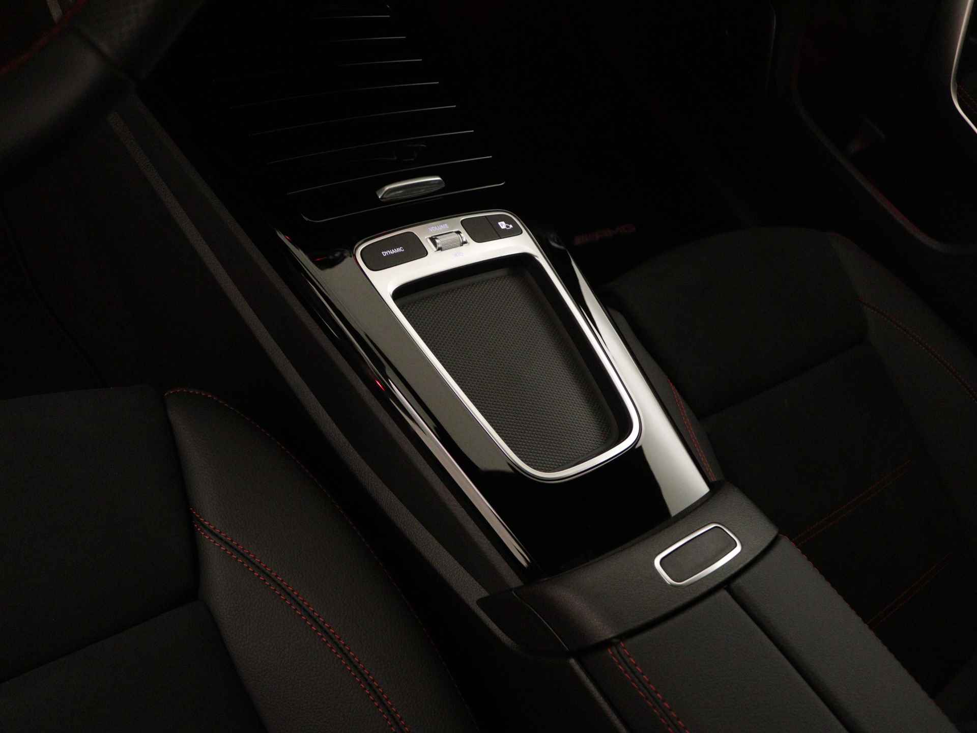 Mercedes-Benz CLA-Klasse Shooting Brake 250 e AMG Line | Nightpakket | Premium Plus Pack | Burmester Surround Sound systeem | Head-up display | USB pakket plus | KEYLESS GO-comfortpakket | MBUX Augmented reality voor navigatie | Parkeerpakket met 360°-camera | - 26/37
