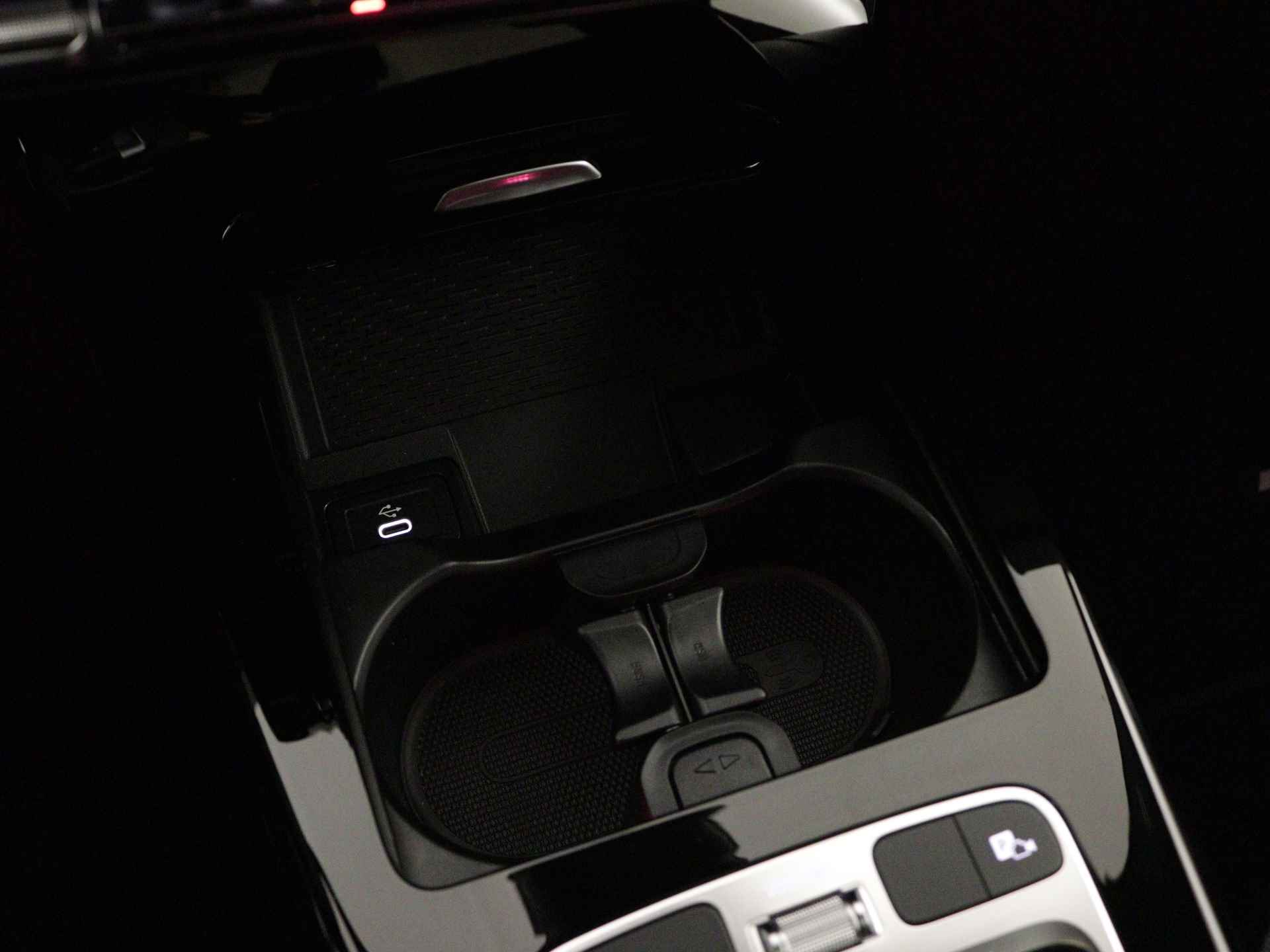 Mercedes-Benz CLA-Klasse Shooting Brake 250 e AMG Line | Nightpakket | Premium Plus Pack | Burmester Surround Sound systeem | Head-up display | USB pakket plus | KEYLESS GO-comfortpakket | MBUX Augmented reality voor navigatie | Parkeerpakket met 360°-camera | - 29/37