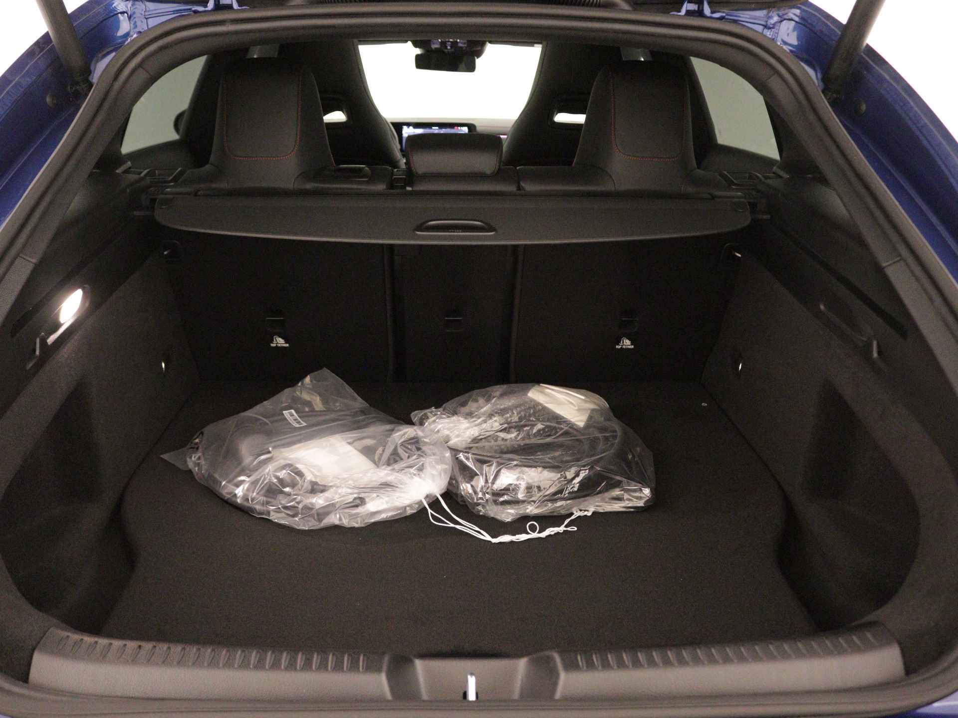 Mercedes-Benz CLA-Klasse Shooting Brake 250 e AMG Line | Nightpakket | Premium Plus Pack | Burmester Surround Sound systeem | Head-up display | USB pakket plus | KEYLESS GO-comfortpakket | MBUX Augmented reality voor navigatie | Parkeerpakket met 360°-camera | - 33/37
