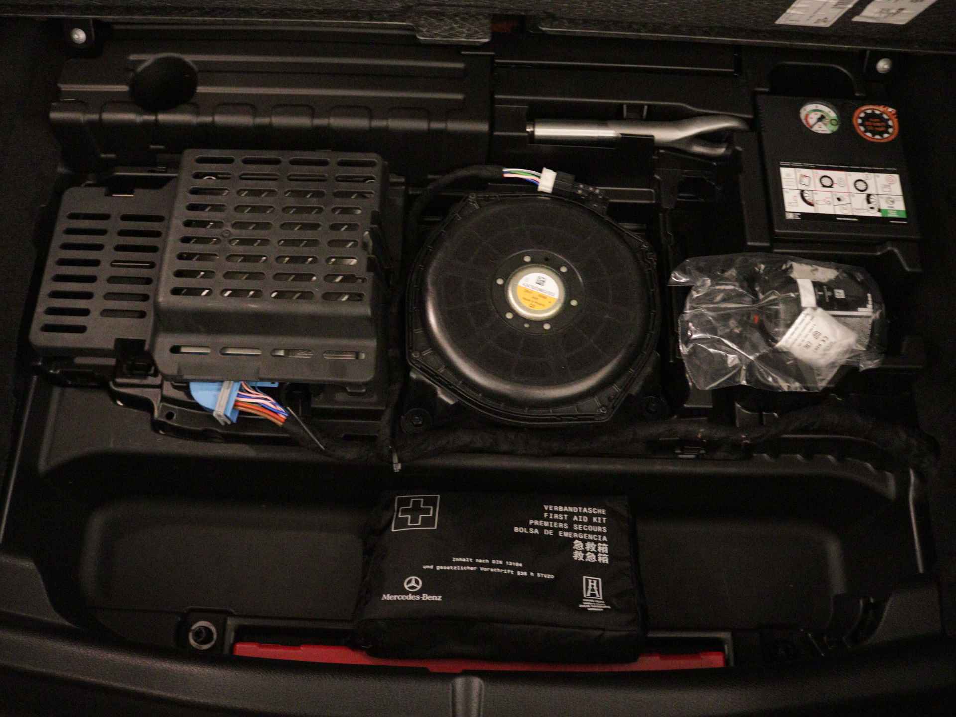 Mercedes-Benz CLA-Klasse Shooting Brake 250 e AMG Line | Nightpakket | Premium Plus Pack | Burmester Surround Sound systeem | Head-up display | USB pakket plus | KEYLESS GO-comfortpakket | MBUX Augmented reality voor navigatie | Parkeerpakket met 360°-camera | - 34/37