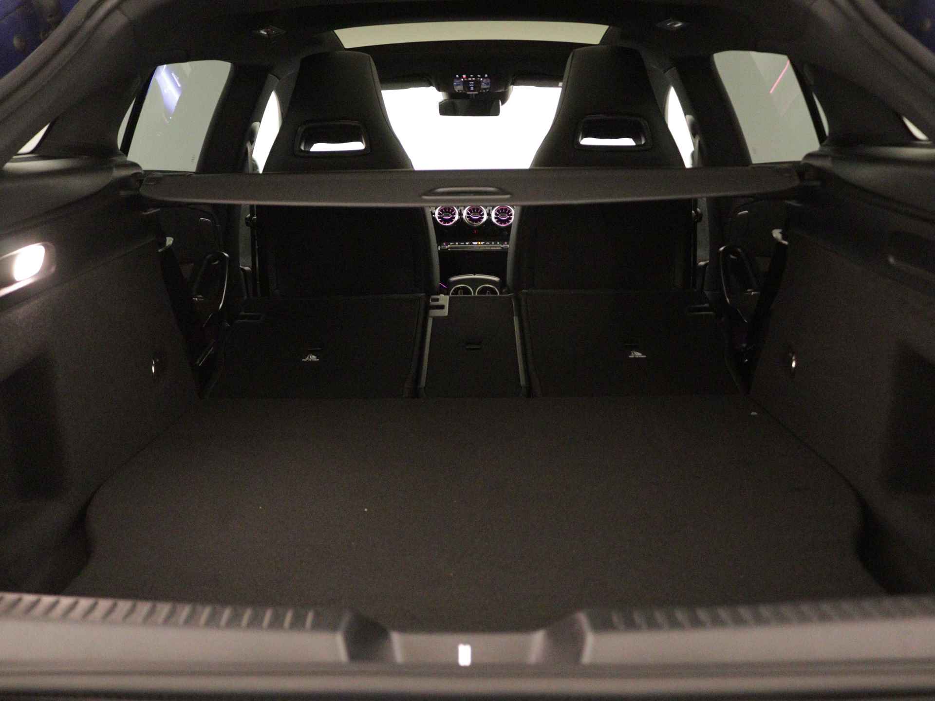 Mercedes-Benz CLA-Klasse Shooting Brake 250 e AMG Line | Nightpakket | Premium Plus Pack | Burmester Surround Sound systeem | Head-up display | USB pakket plus | KEYLESS GO-comfortpakket | MBUX Augmented reality voor navigatie | Parkeerpakket met 360°-camera | - 36/37