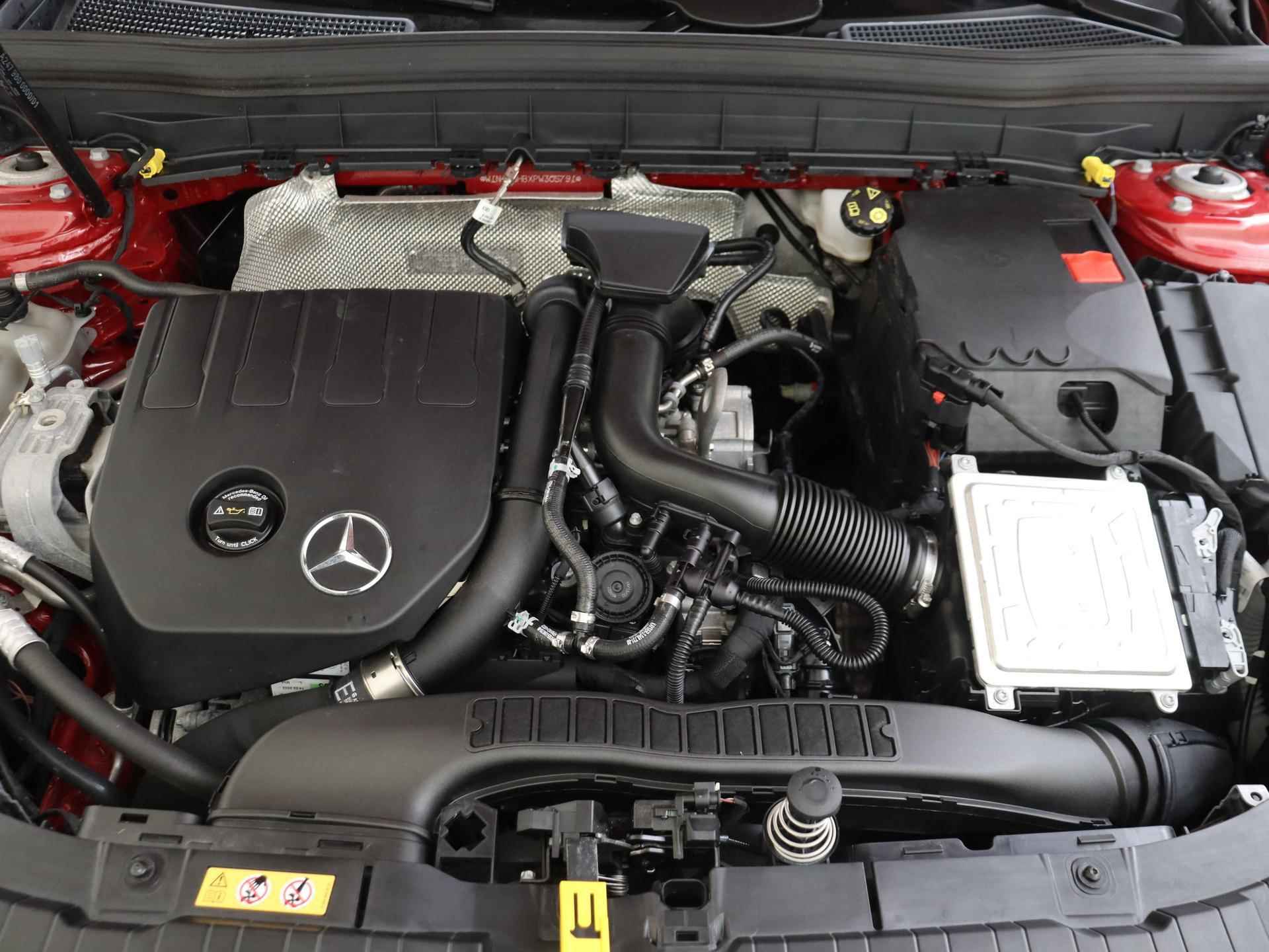 Mercedes-Benz GLB 200 AMG Line 7p. / Panoramadak/ Sfeerverlichting/ Keyless GO/ - 3/37